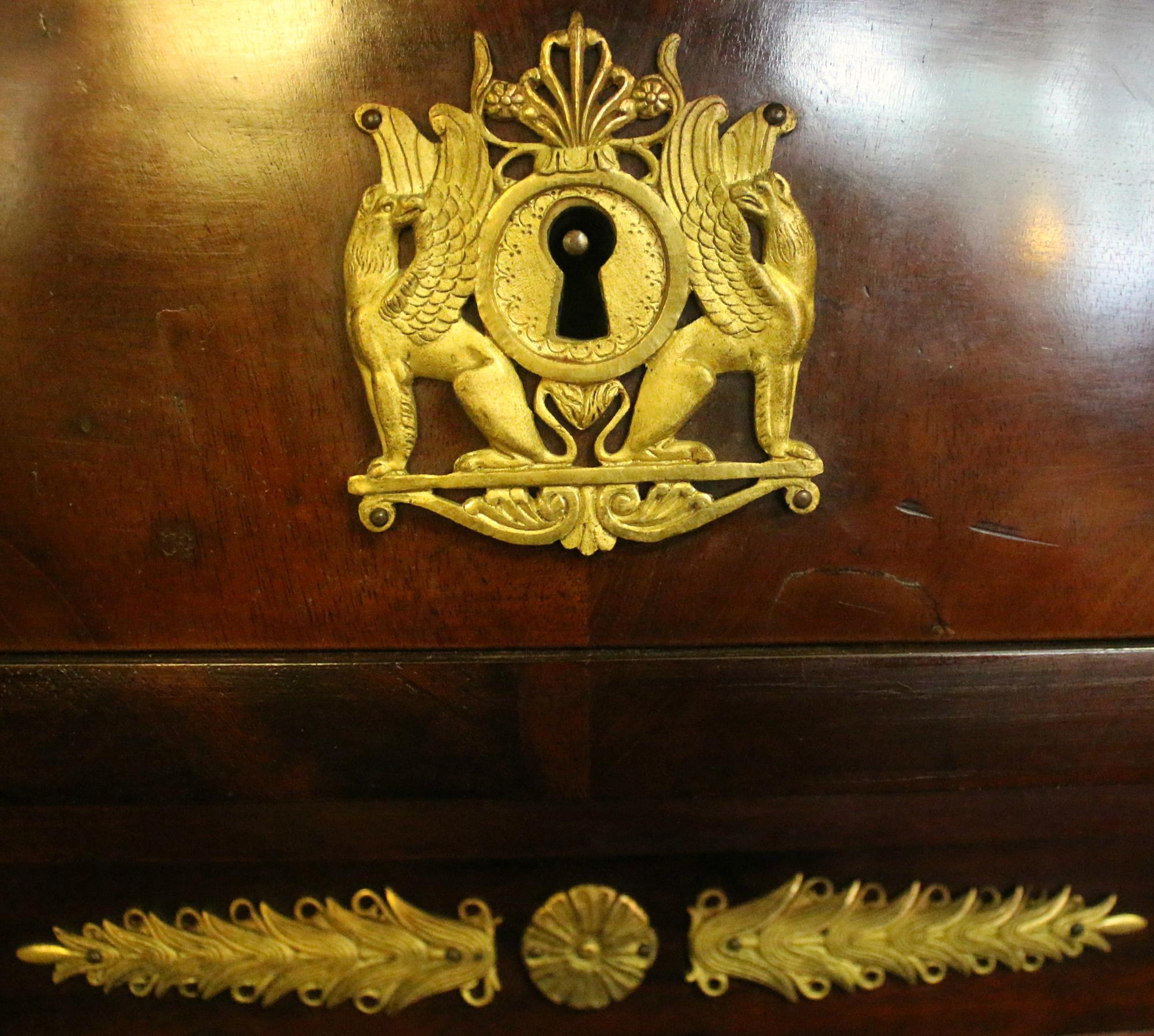 Französisches Secrétaire À Abattant aus dem 19. Jahrhundert mit goldenen Ormolu-Beschlägen (Messing) im Angebot