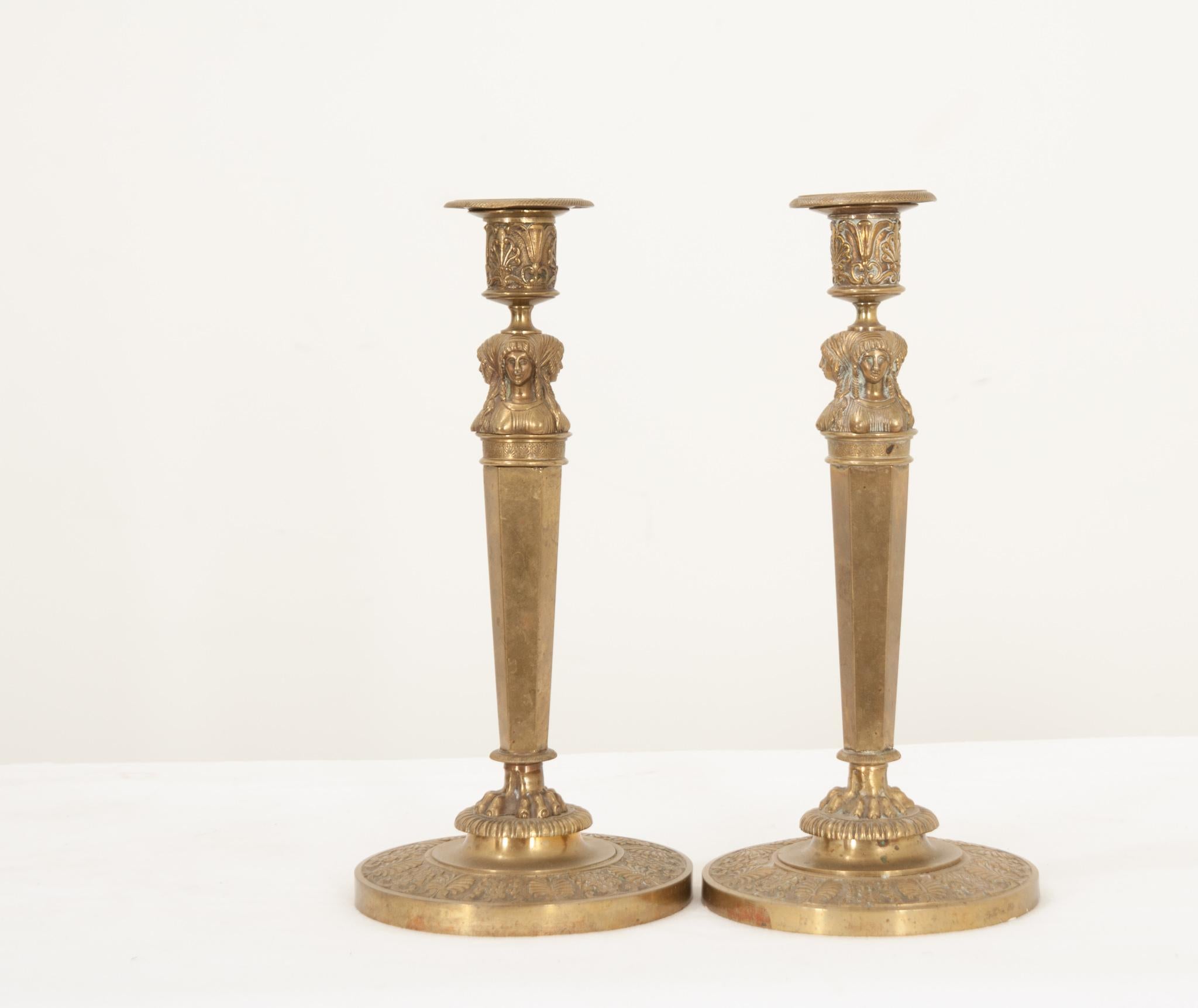 Dieses Paar Kerzenständer aus Messing ist ein wunderbarer Fund! Hergestellt im unverwechselbaren Stil von Claude Galle während des 1. Kaiserreichs in Frankreich, um 1810. Drei weibliche Büsten im hellenistischen Stil schmücken den Stiel der