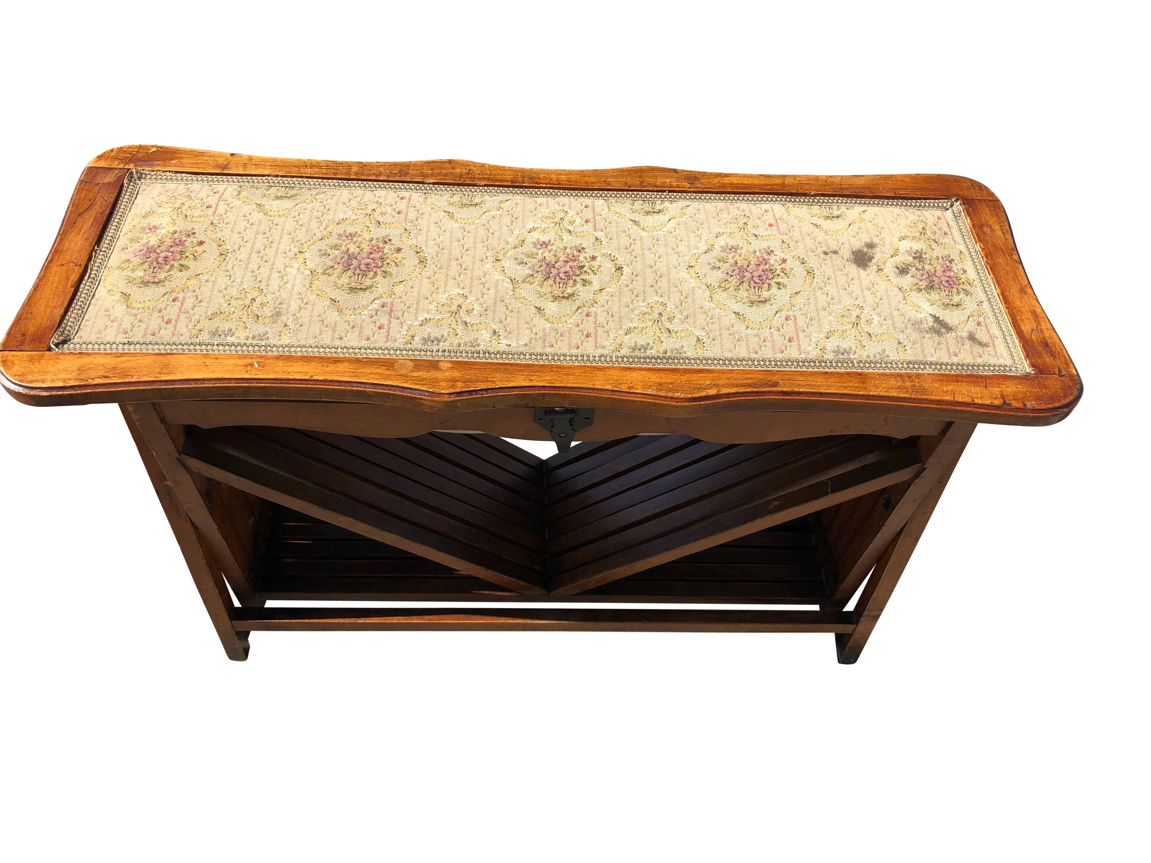 Napoleon III French First World War Officer's Collapsible Bed/Cot and Upholstered Bench, 1914 For Sale