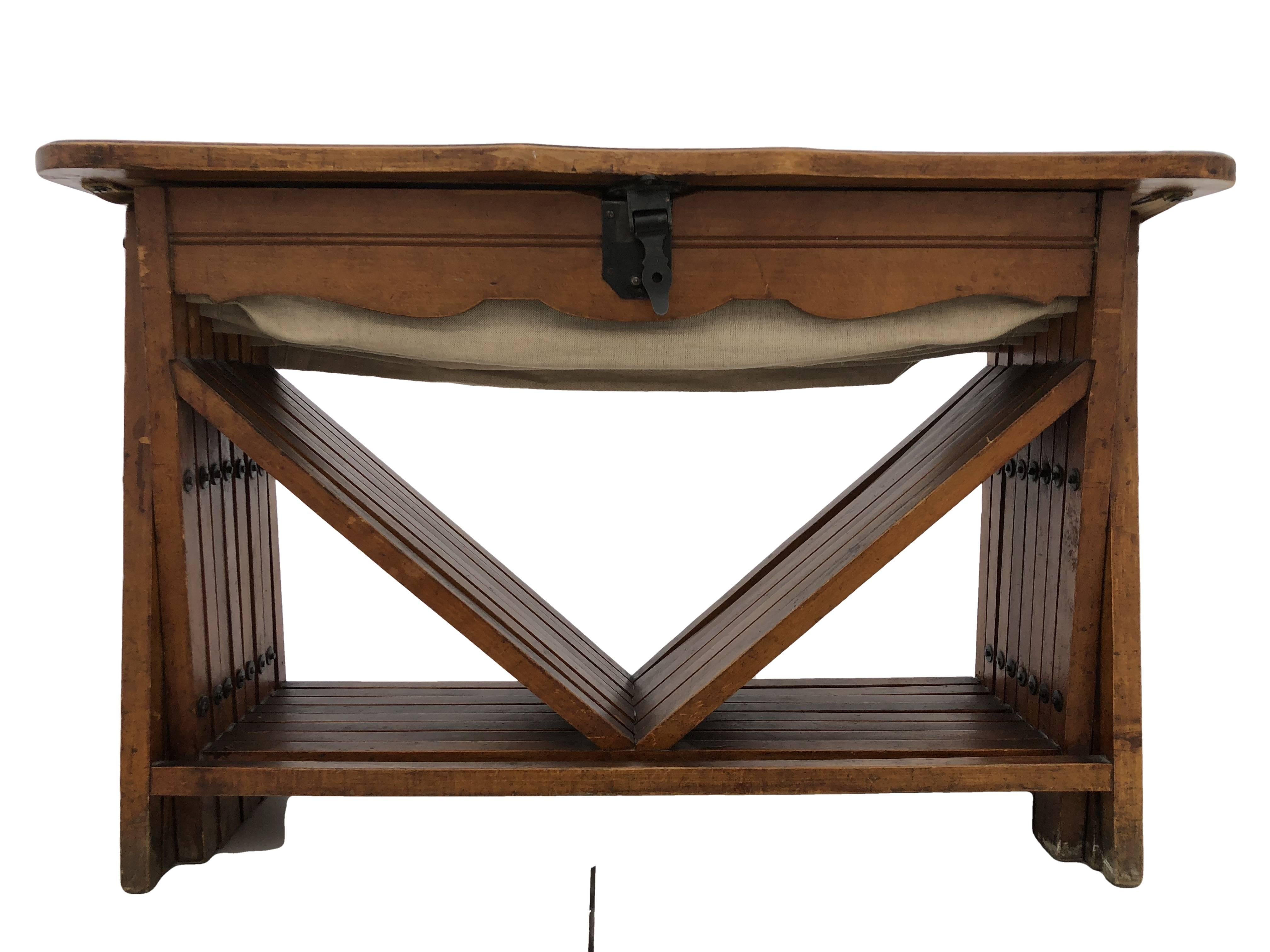 French First World War Officer's Collapsible Bed/Cot and Upholstered Bench, 1914 In Good Condition For Sale In Petaluma, CA