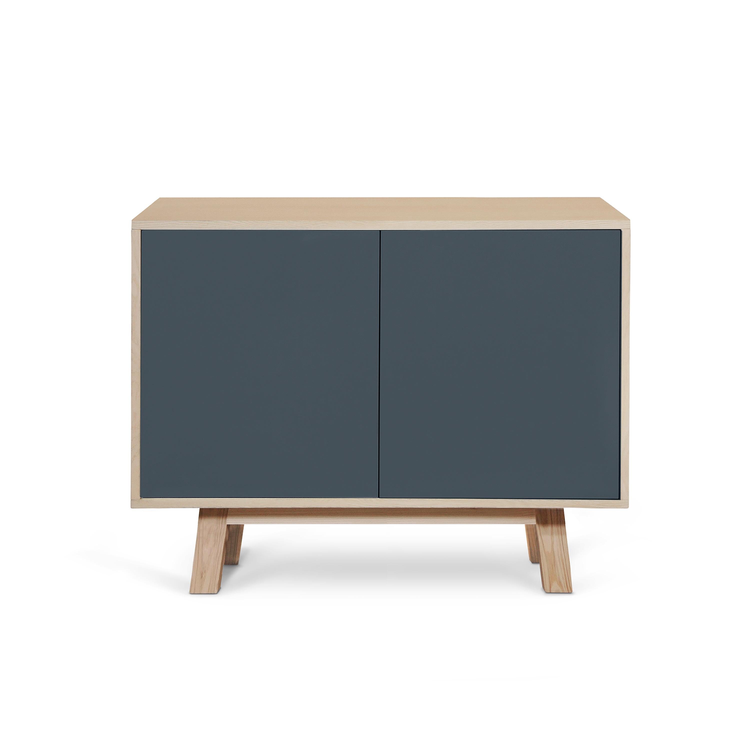 Este armario de 2 puertas está diseñado por Eric Gizard, París, y fabricado 100% a mano en Francia.

Está fabricada con madera maciza de fresno francés, chapa de adh y puertas lacadas en paneles de MDF. 

Las 2 puertas se abren con una presión de