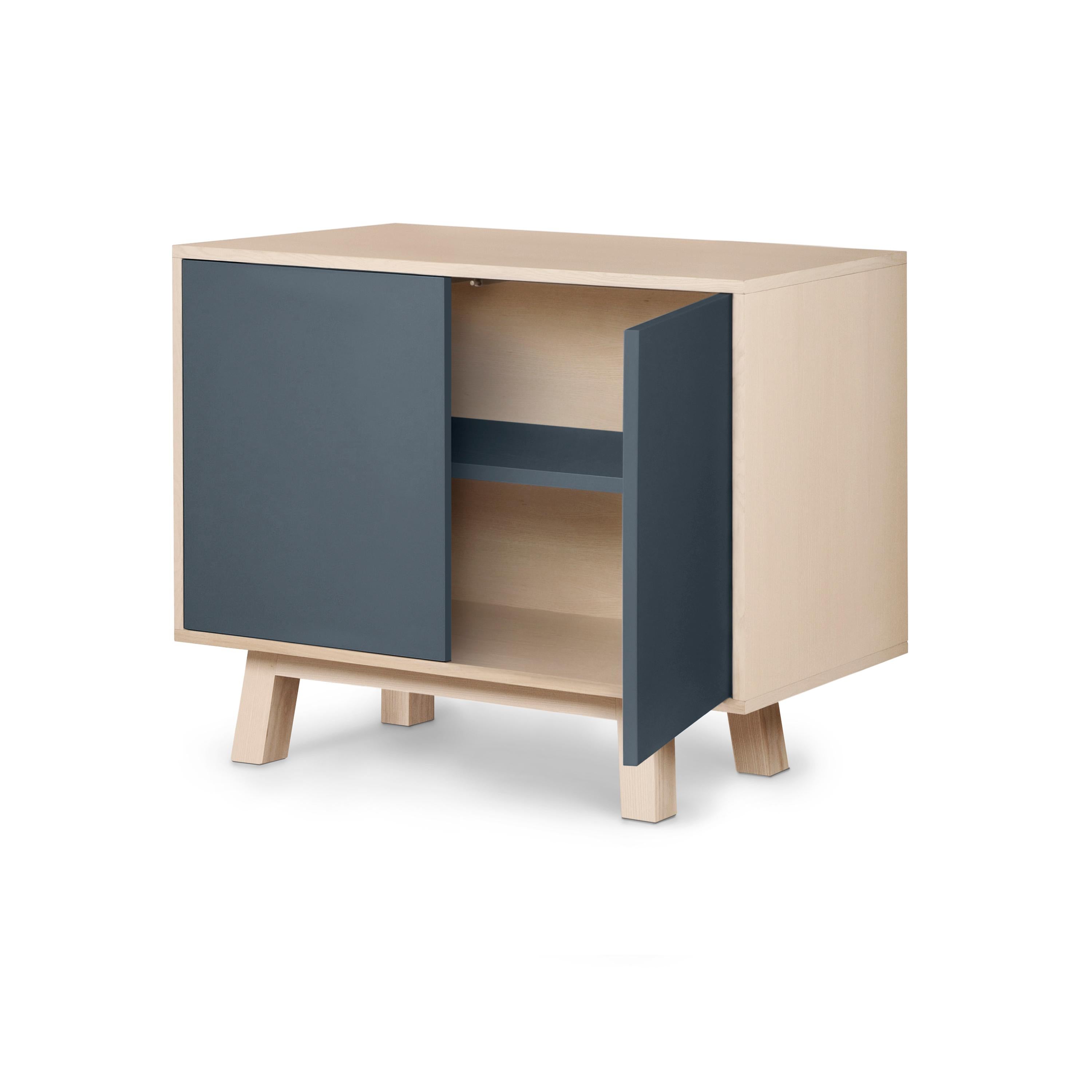 Armario bajo francés de madera azul oscuro de 2 puertas personalizable de Eric Gizard, París Francés en venta