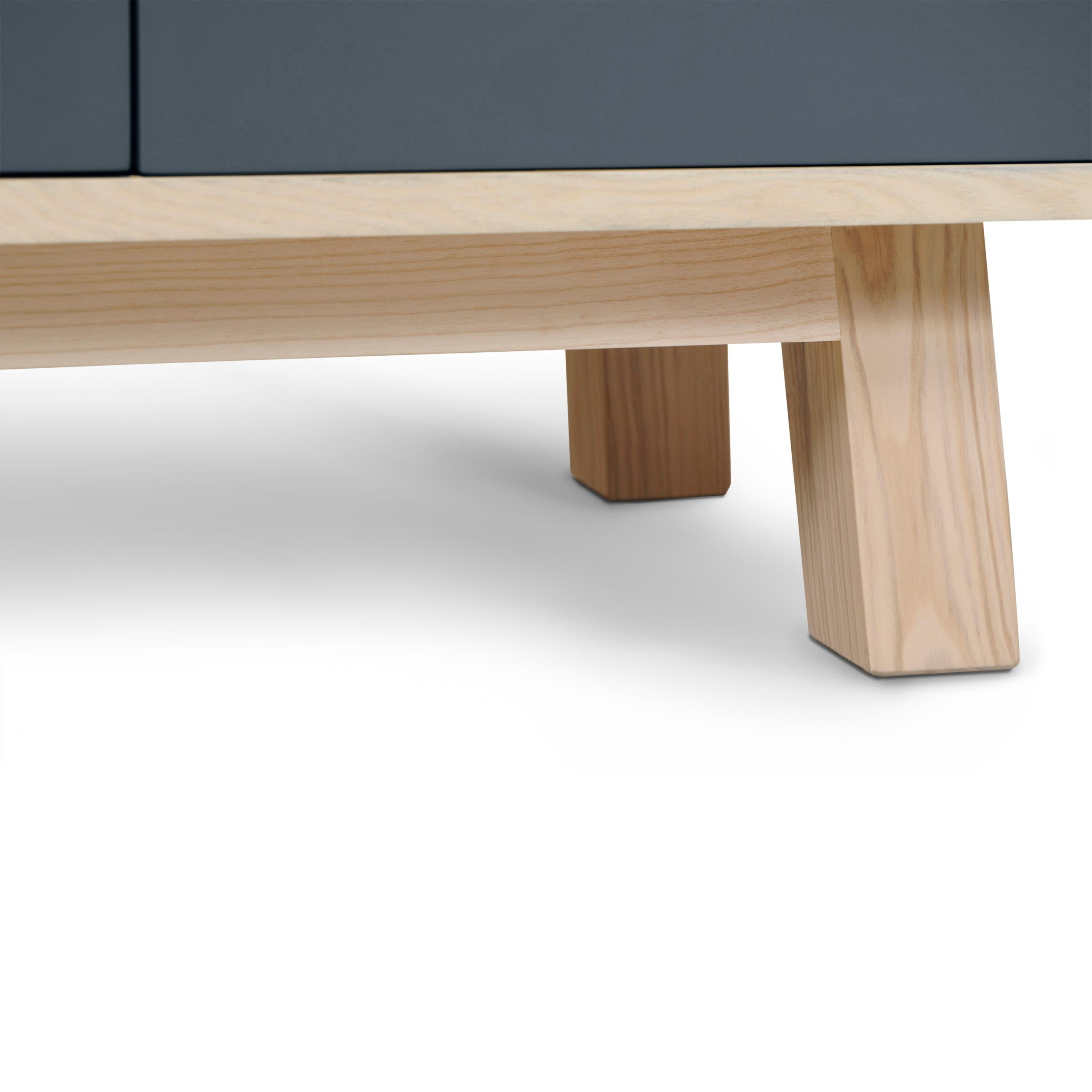 Armario bajo francés de madera azul oscuro de 2 puertas personalizable de Eric Gizard, París en venta 1