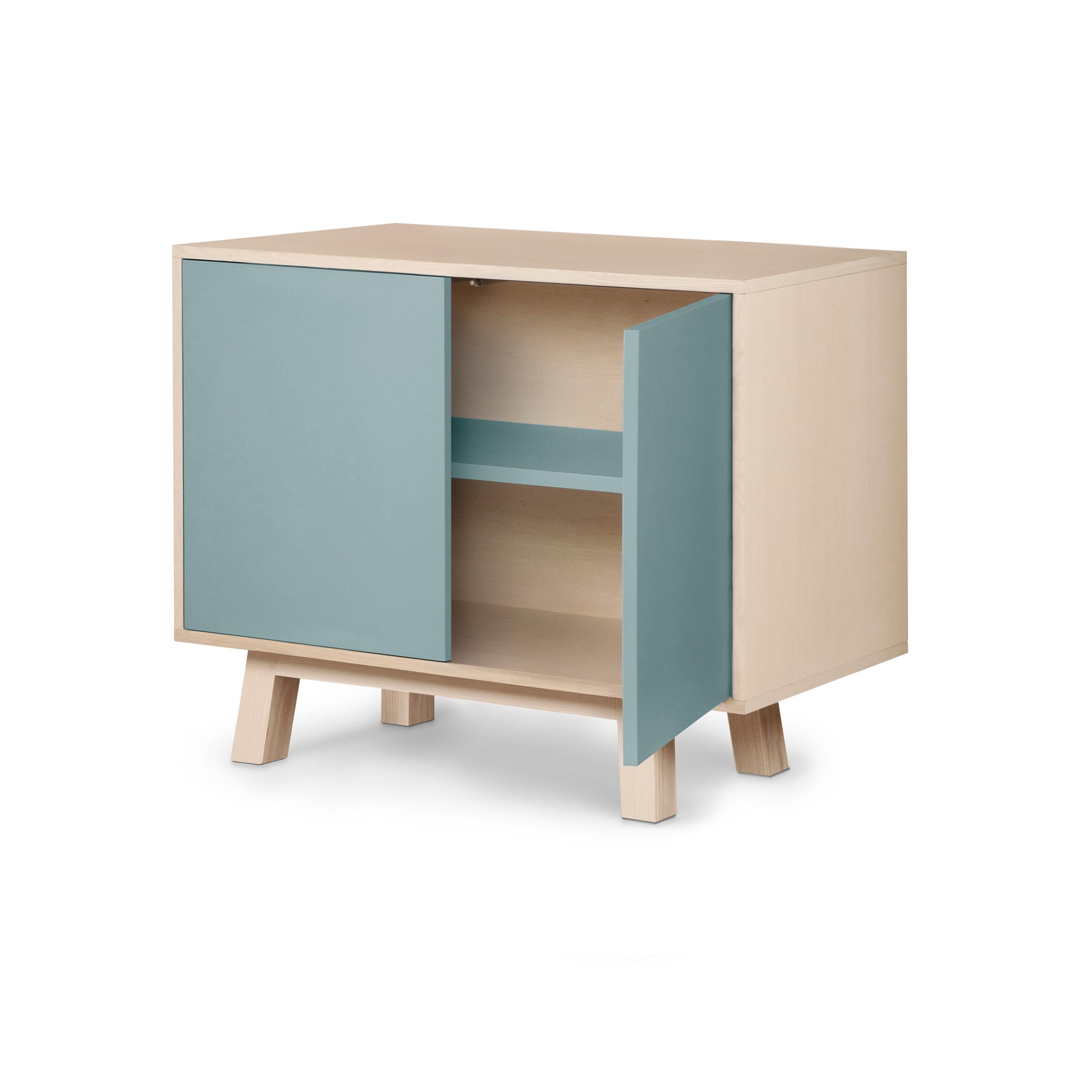 Este armario de 2 puertas está diseñado por Eric Gizard, París, y fabricado 100% a mano en Francia.

Está hecha de madera maciza de fresno francés, chapa de adh y puertas lacadas en paneles de MDF. 

Las 2 puertas se abren con una presión de