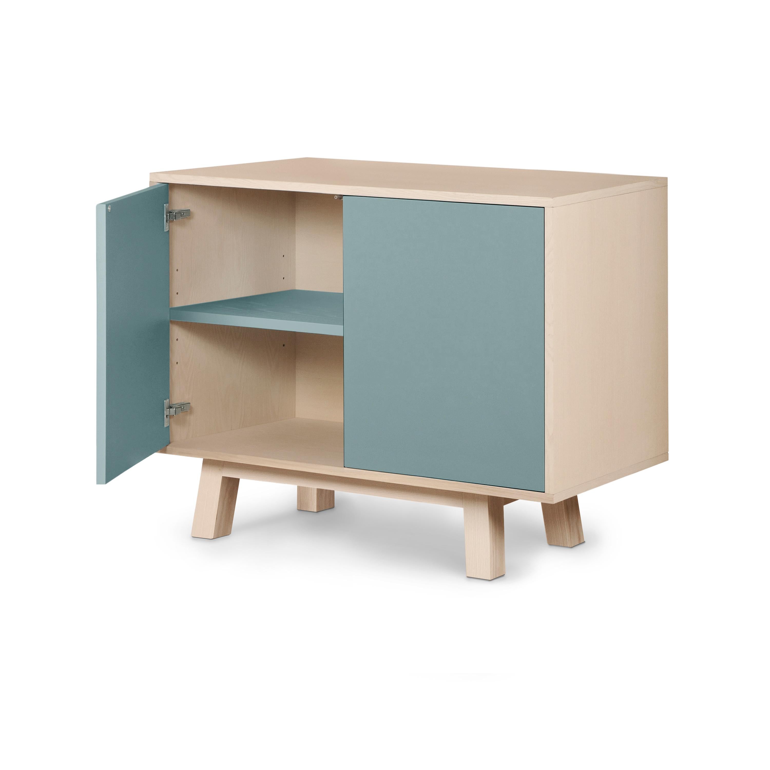 Armario bajo francés de madera de 2 puertas gris azulado personalizable de Eric Gizard, París Escandinavo moderno en venta