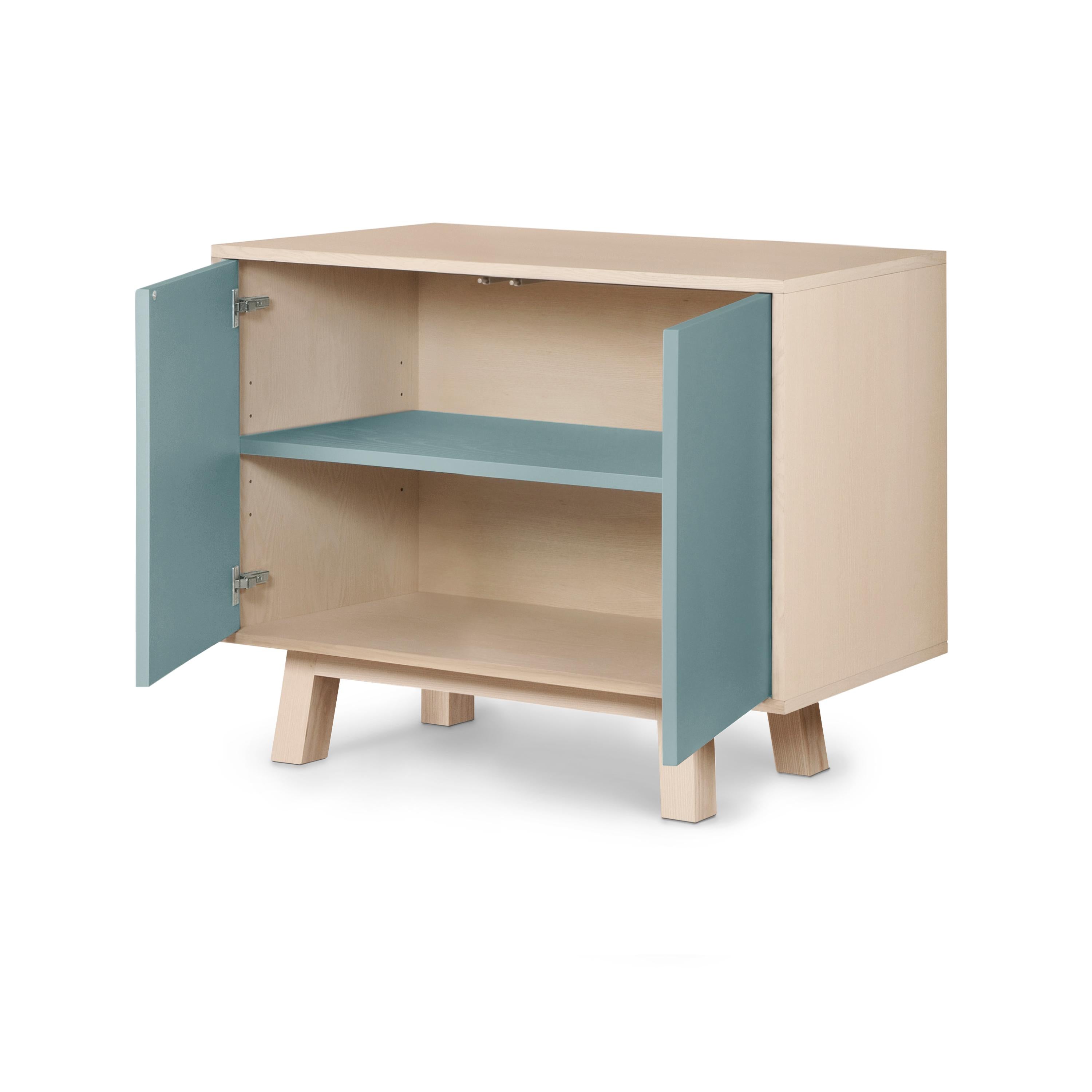 Armario bajo francés de madera de 2 puertas gris azulado personalizable de Eric Gizard, París Francés en venta