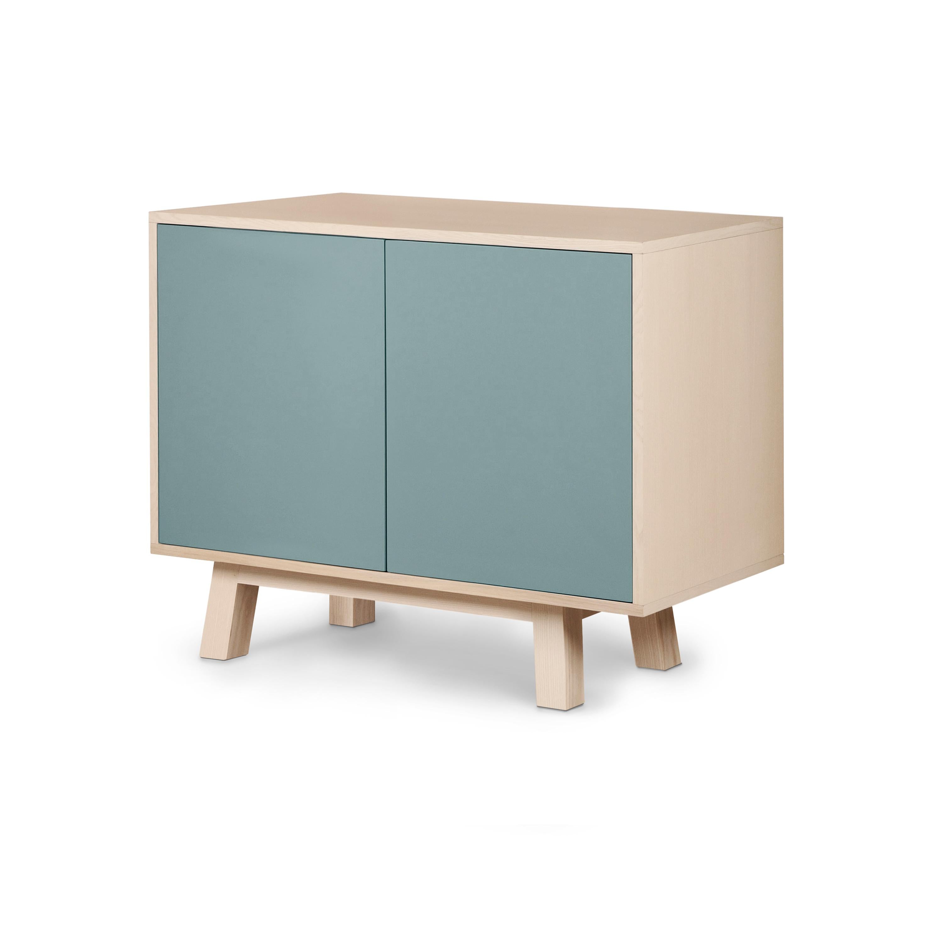 Armario bajo francés de madera de 2 puertas gris azulado personalizable de Eric Gizard, París Lacado en venta