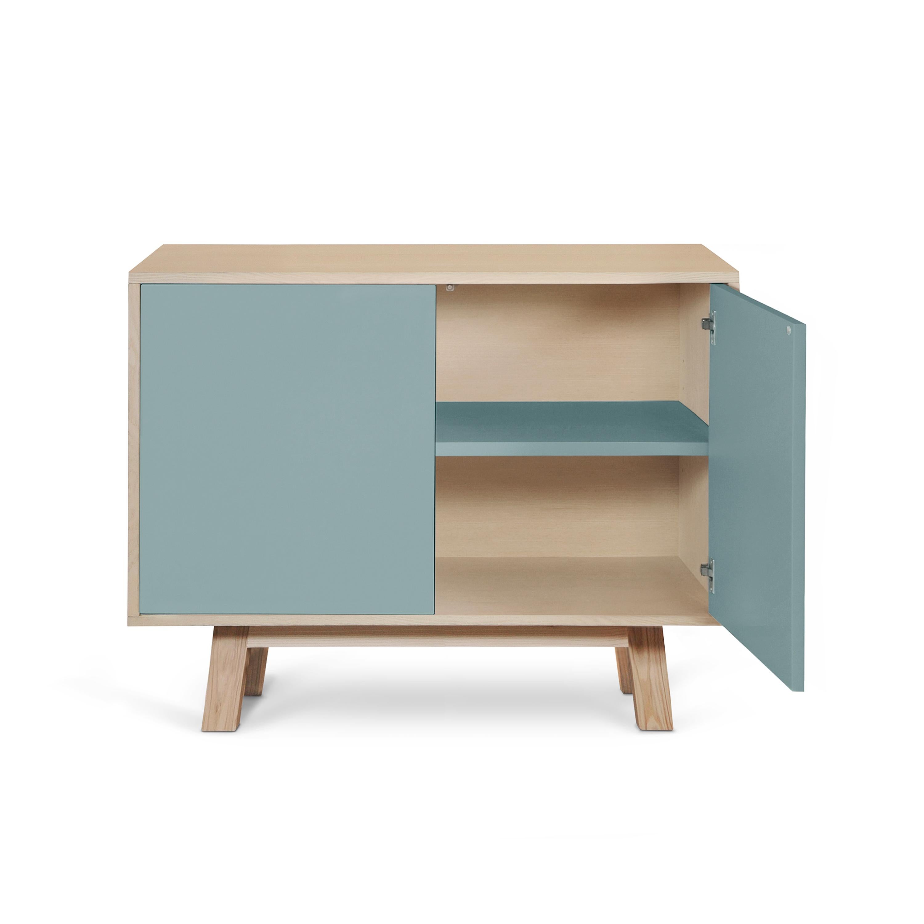 Armario bajo francés de madera de 2 puertas gris azulado personalizable de Eric Gizard, París Siglo XXI y contemporáneo en venta