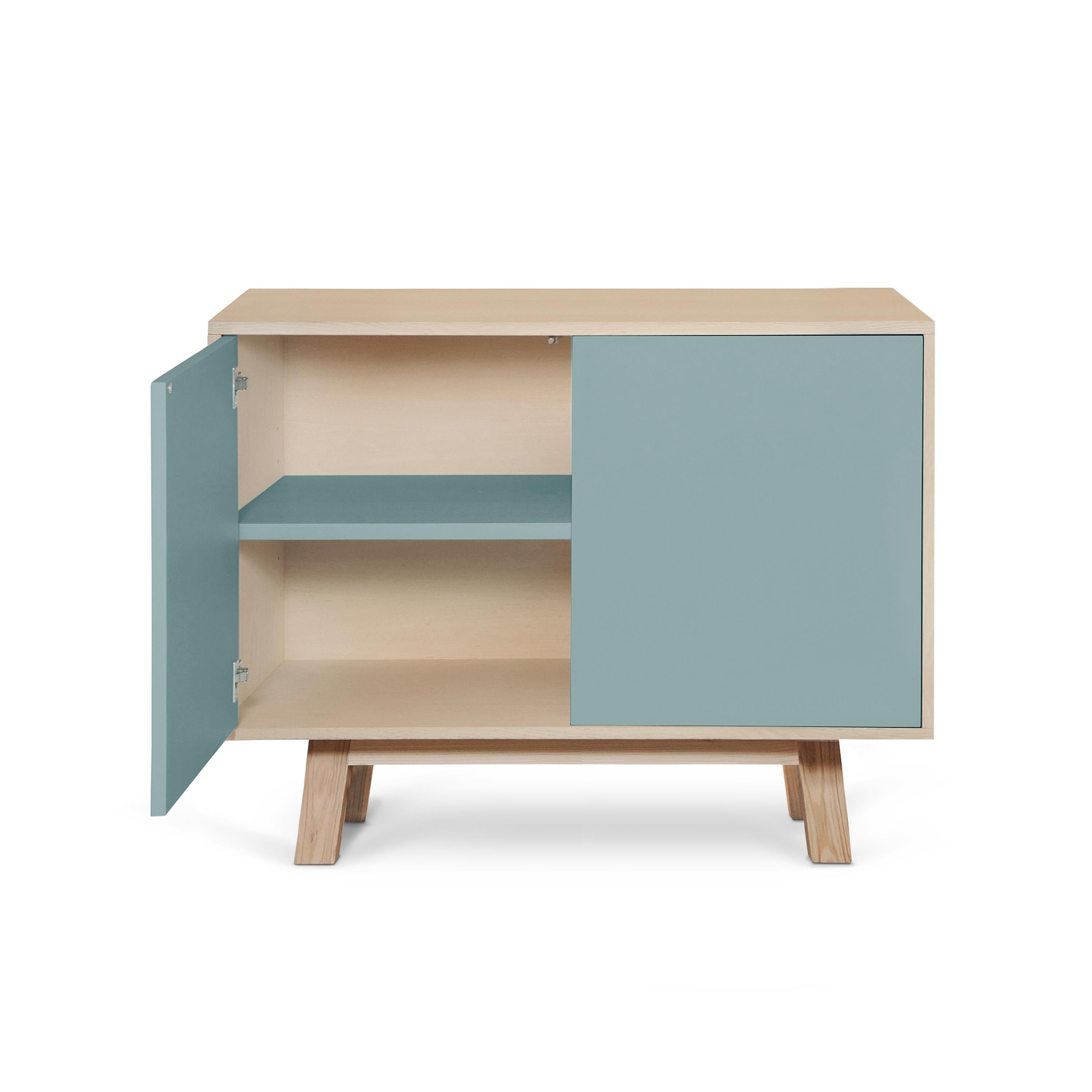 Armario bajo francés de madera de 2 puertas gris azulado personalizable de Eric Gizard, París Madera en venta