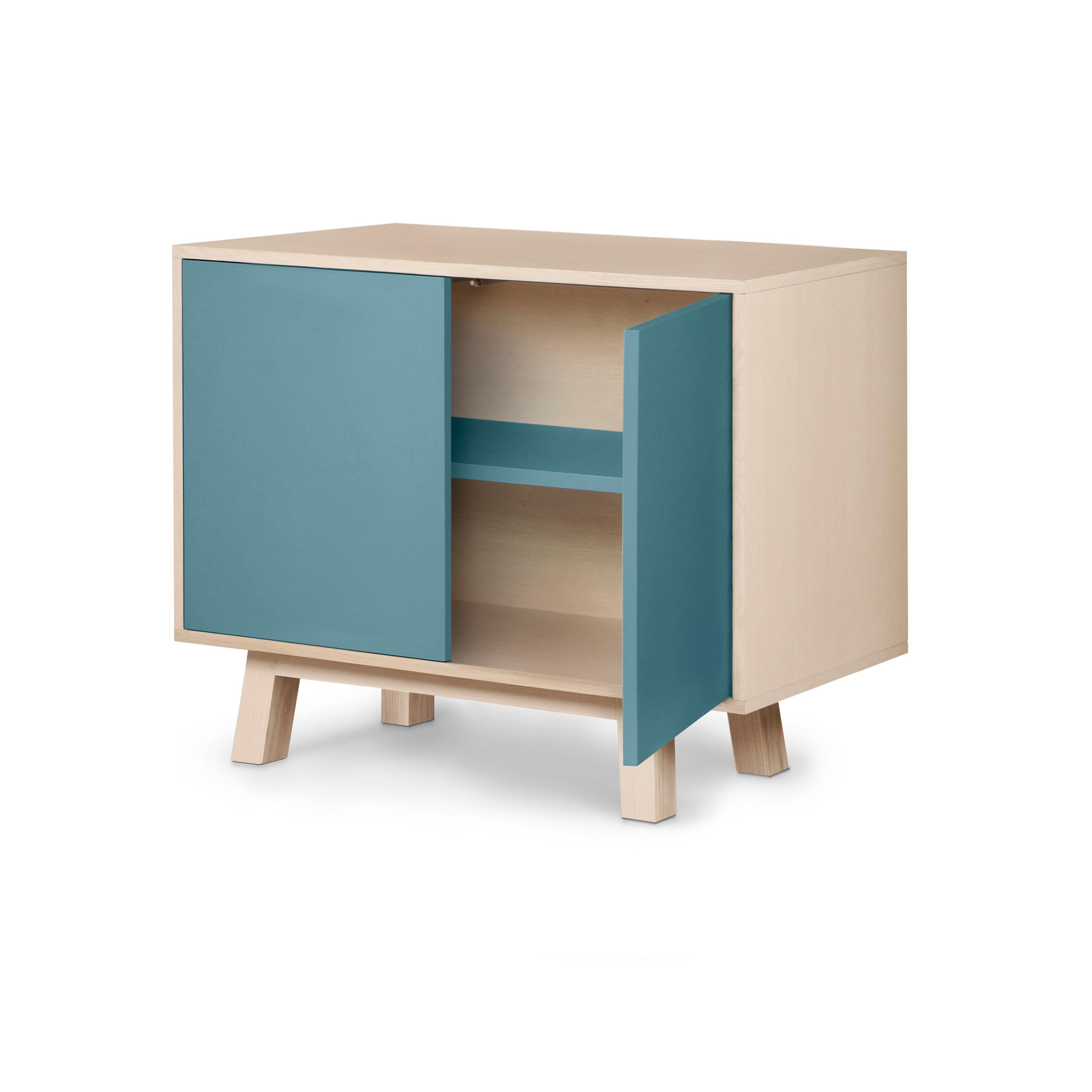 Questo mobile a 2 ante è stato progettato da Eric Gizard, Parigi, e realizzato al 100% a mano in Francia.

È realizzato in legno massello di frassino francese, impiallacciato adh e ante laccate in pannelli MDF. 

Le due porte si aprono con una