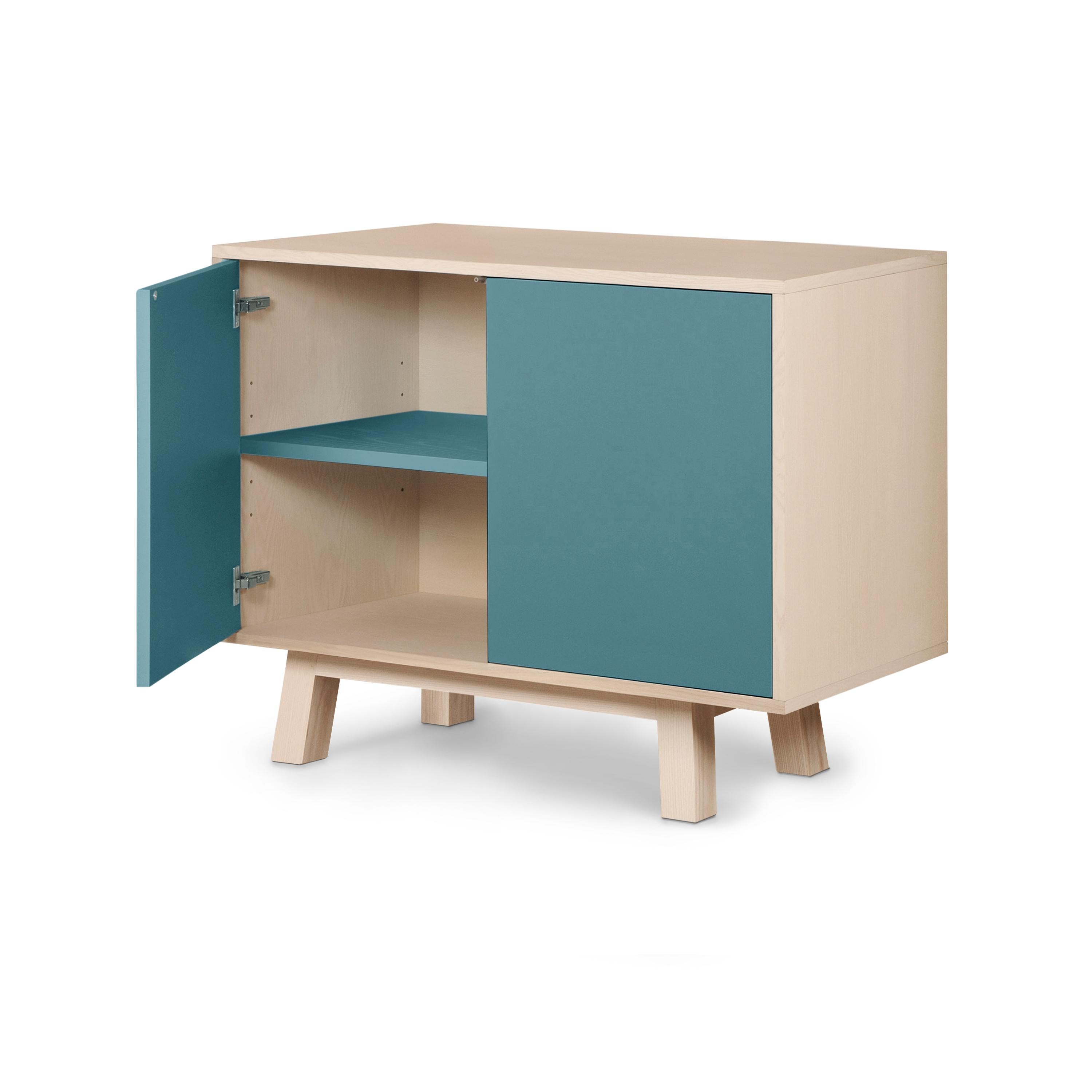 Scandinavo moderno Armadio basso francese a 2 ante in legno azzurro personalizzabile di Eric Gizard, Parigi in vendita