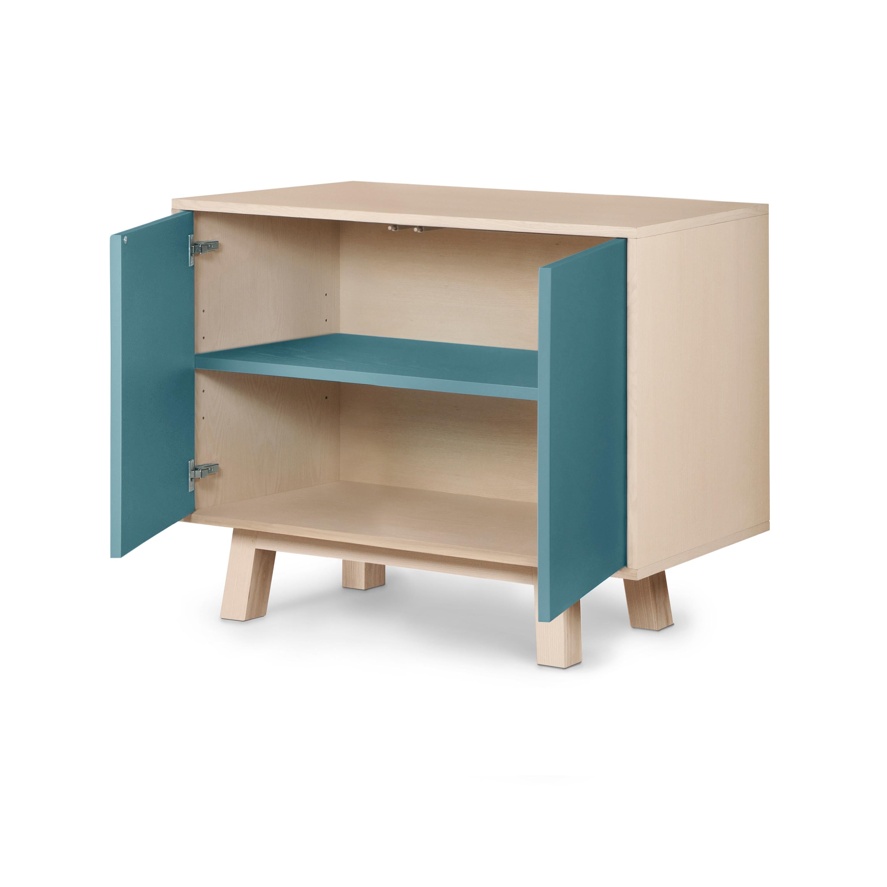 Francese Armadio basso francese a 2 ante in legno azzurro personalizzabile di Eric Gizard, Parigi in vendita