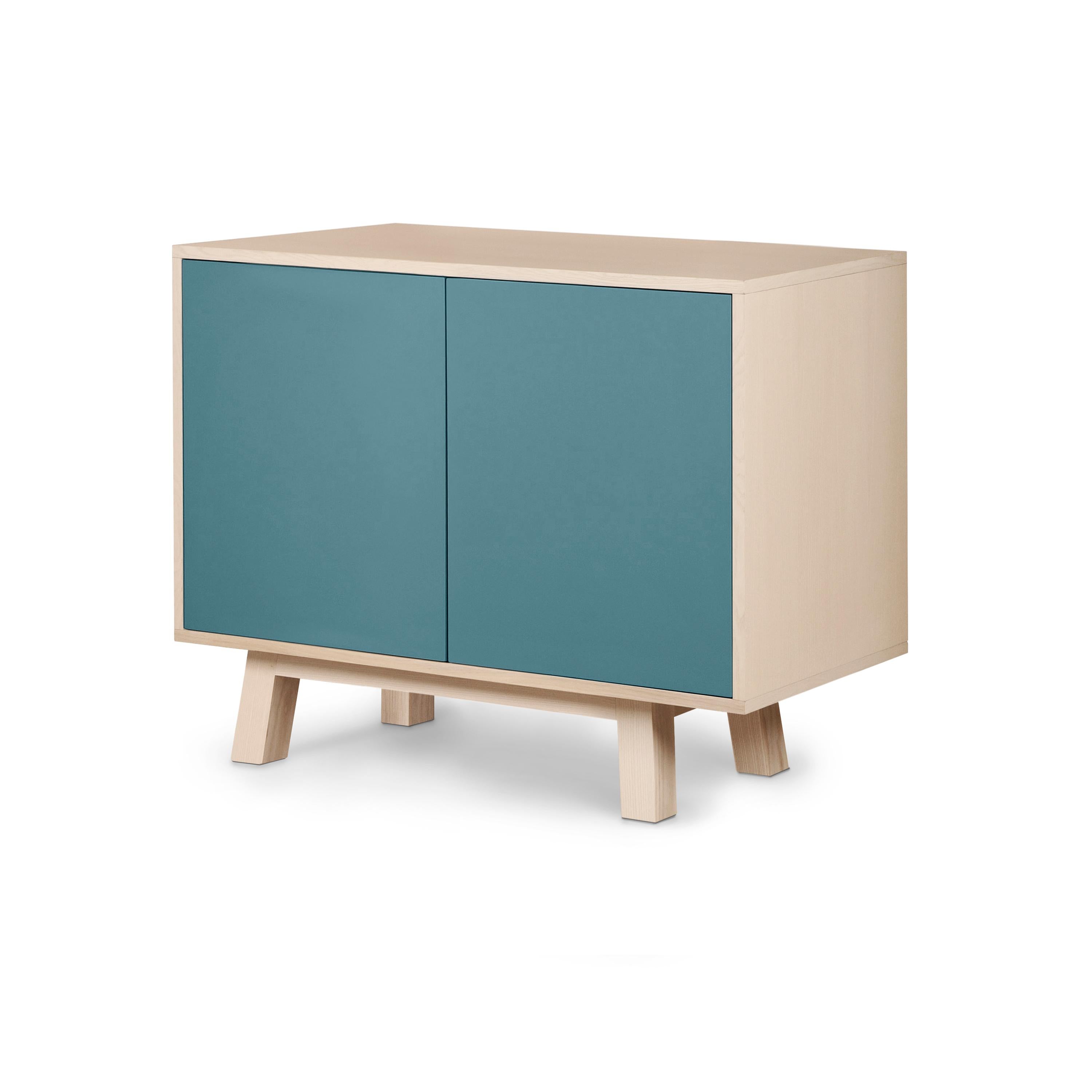 Laccato Armadio basso francese a 2 ante in legno azzurro personalizzabile di Eric Gizard, Parigi in vendita