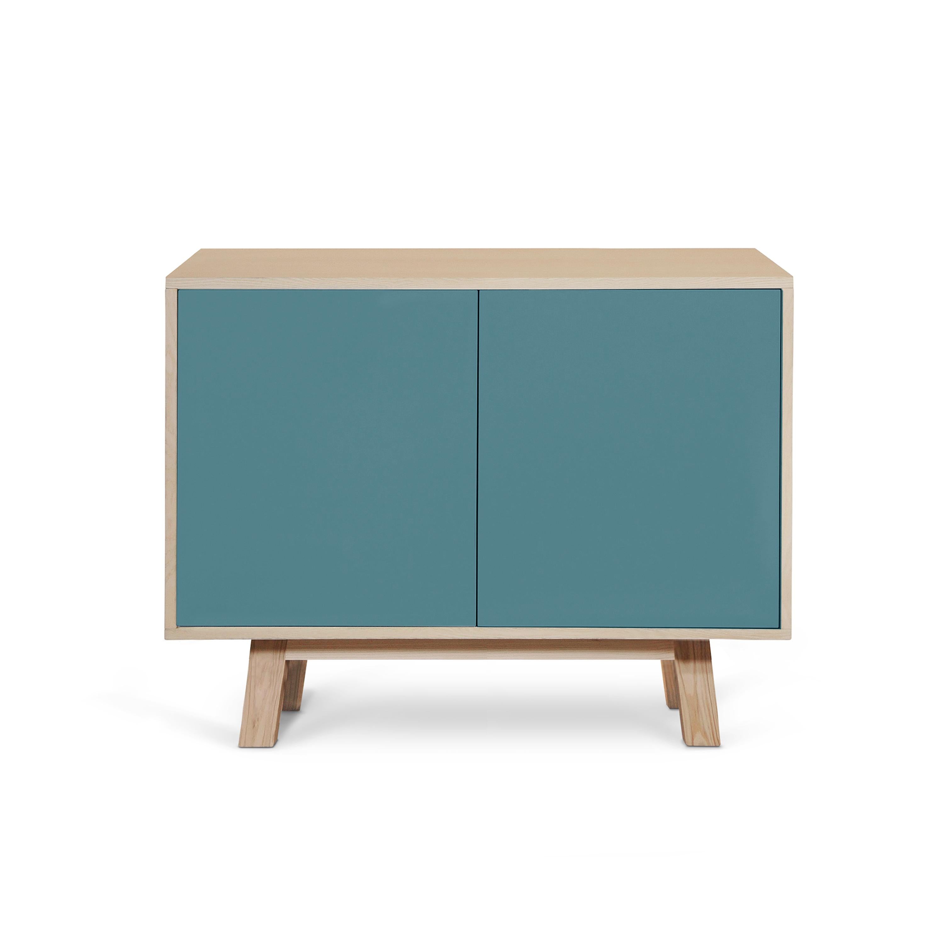 XXI secolo e contemporaneo Armadio basso francese a 2 ante in legno azzurro personalizzabile di Eric Gizard, Parigi in vendita