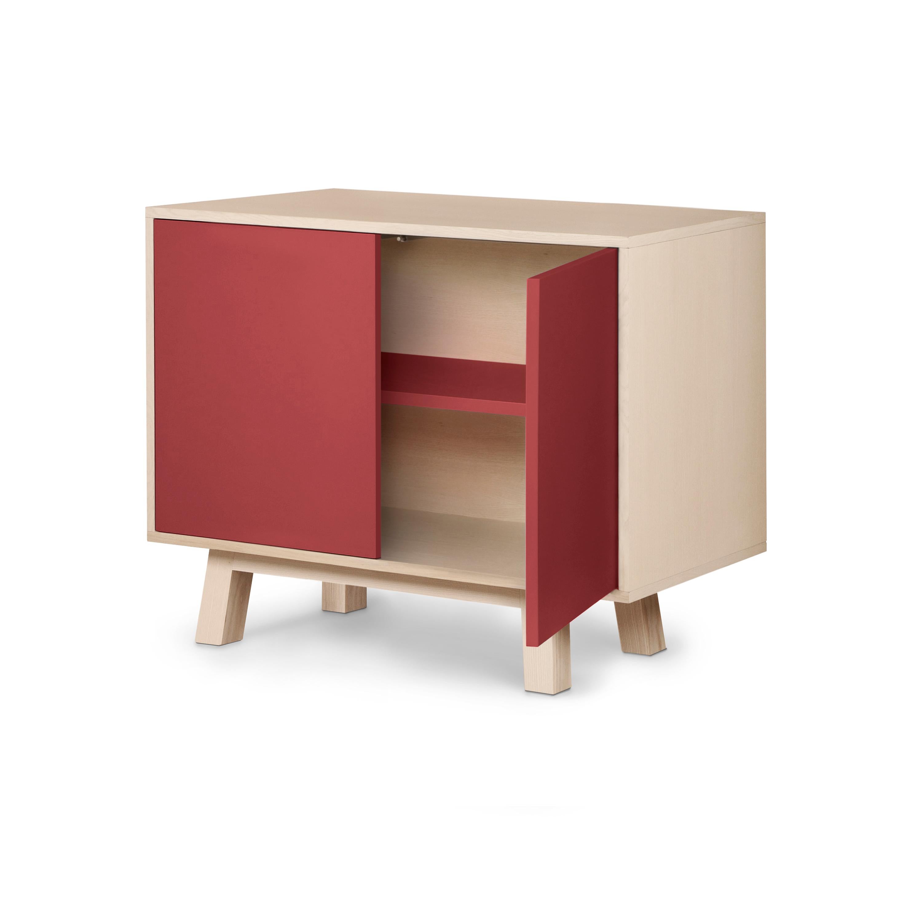 Armario bajo francés de 2 puertas de madera roja, diseñado en París por Eric Gizard Escandinavo moderno en venta