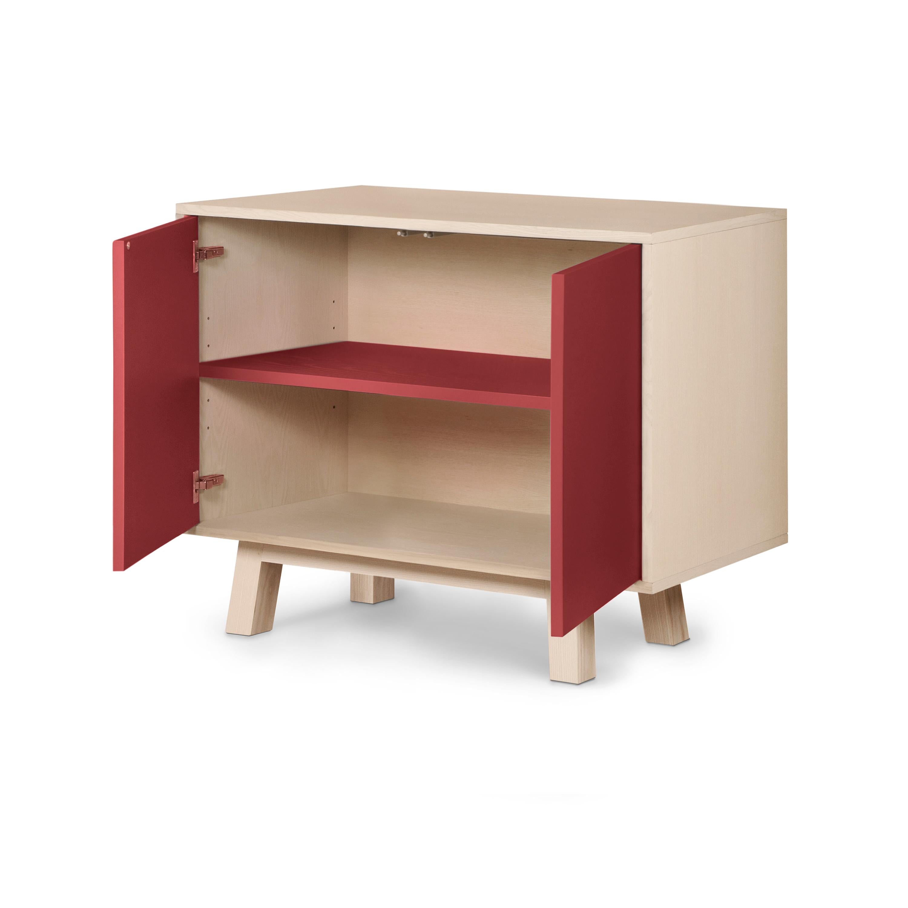 Armario bajo francés de 2 puertas de madera roja, diseñado en París por Eric Gizard Lacado en venta