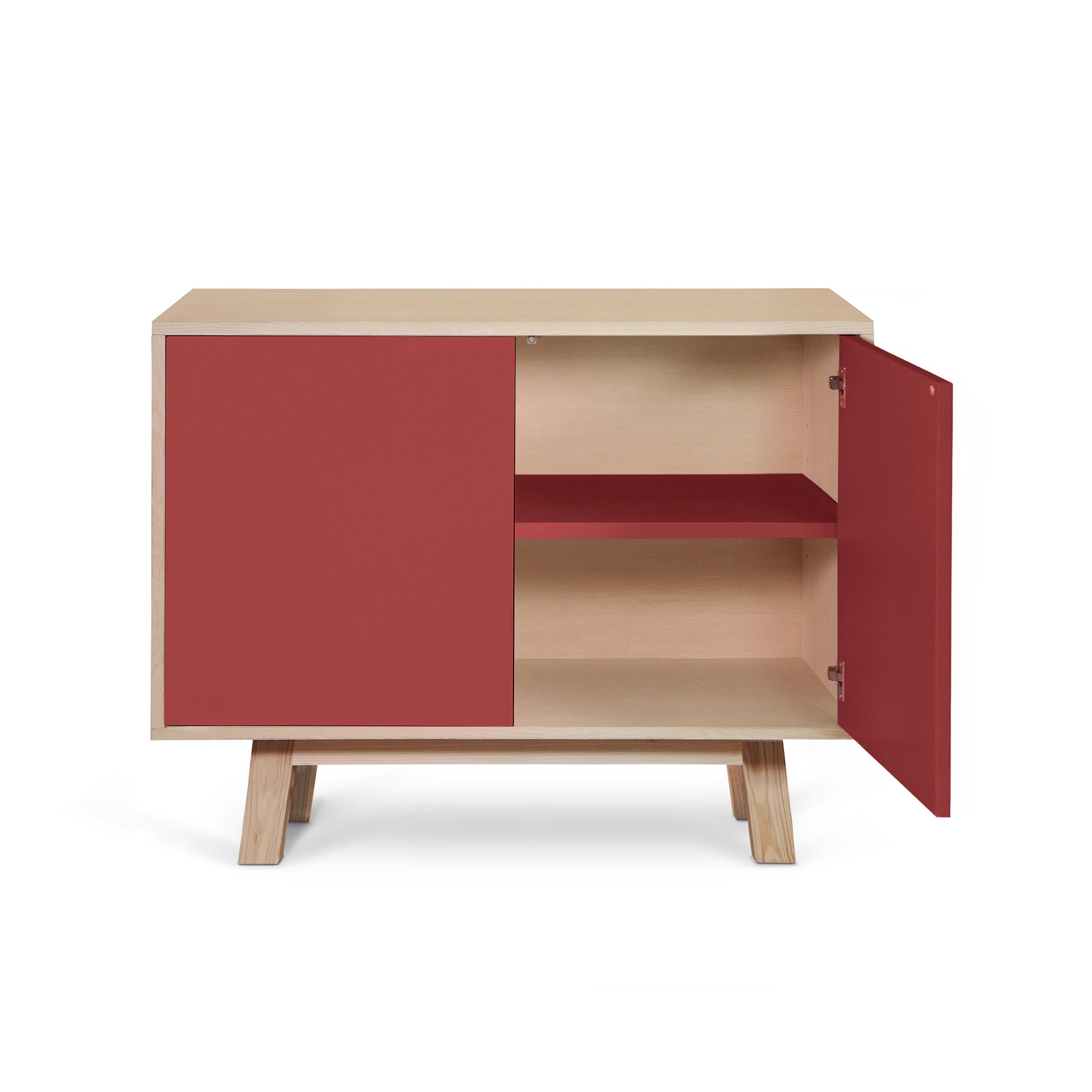 Armario bajo francés de 2 puertas de madera roja, diseñado en París por Eric Gizard Madera en venta