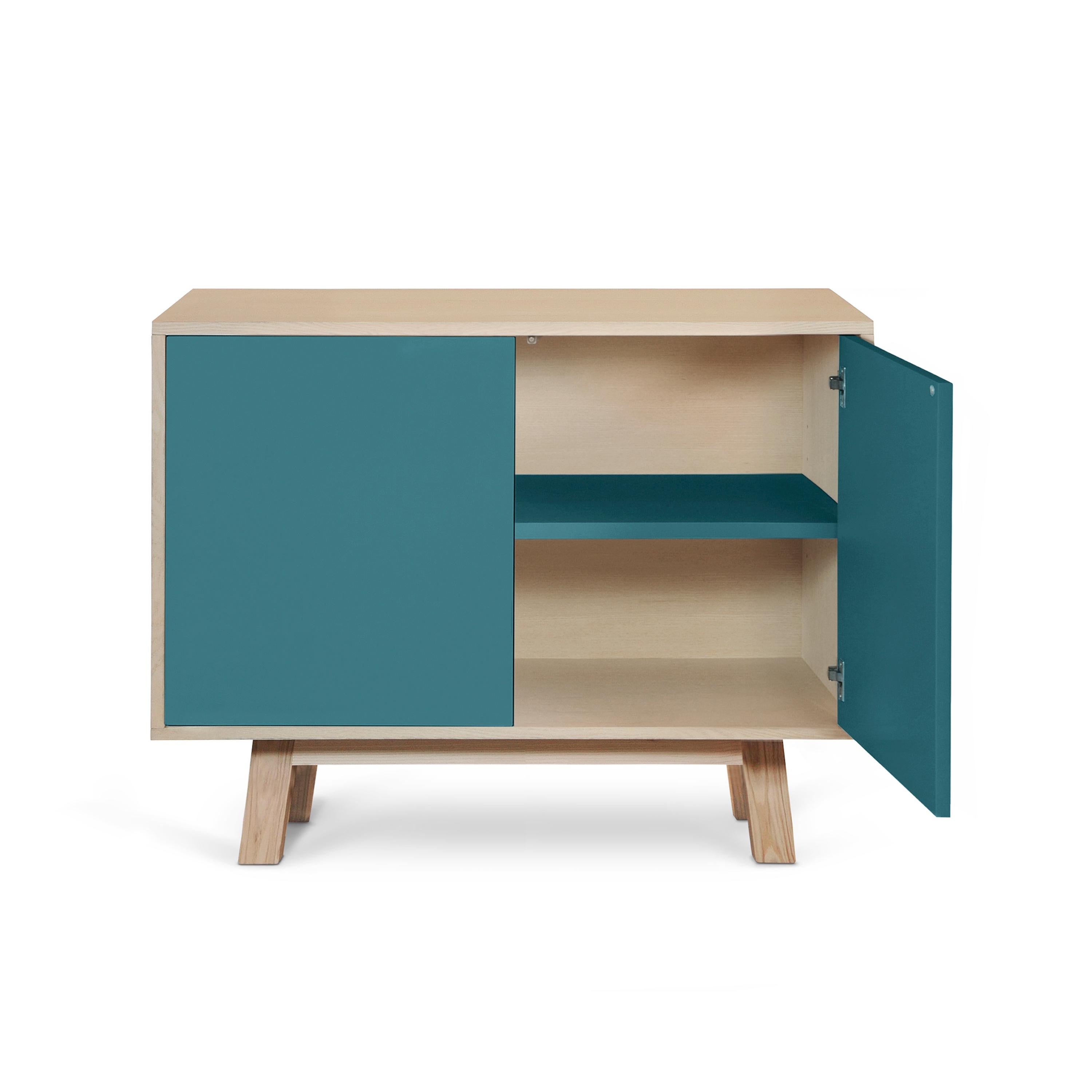 Questo mobile a 2 ante è stato progettato da Eric Gizard, Parigi, e realizzato al 100% a mano in Francia.

È realizzato in legno massello di frassino francese, impiallacciato adh e ante laccate in pannelli MDF. 

Le due porte si aprono con una