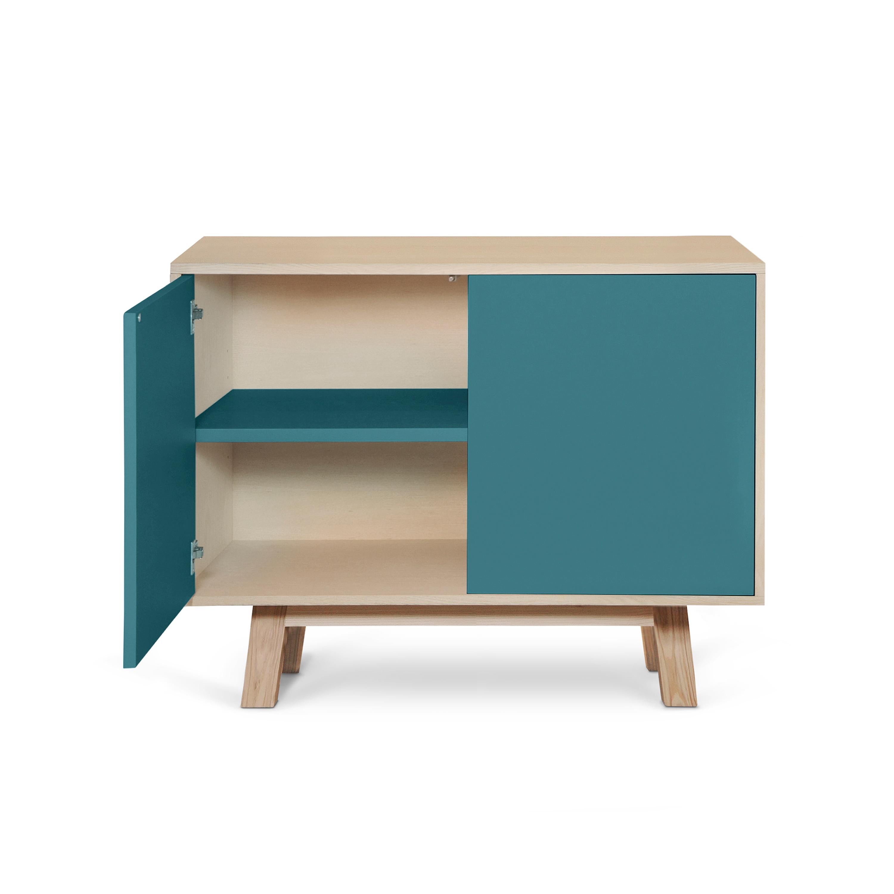 Scandinavo moderno Armadio basso francese a 2 ante in legno blu mare personalizzabile di Eric Gizard, Parigi in vendita