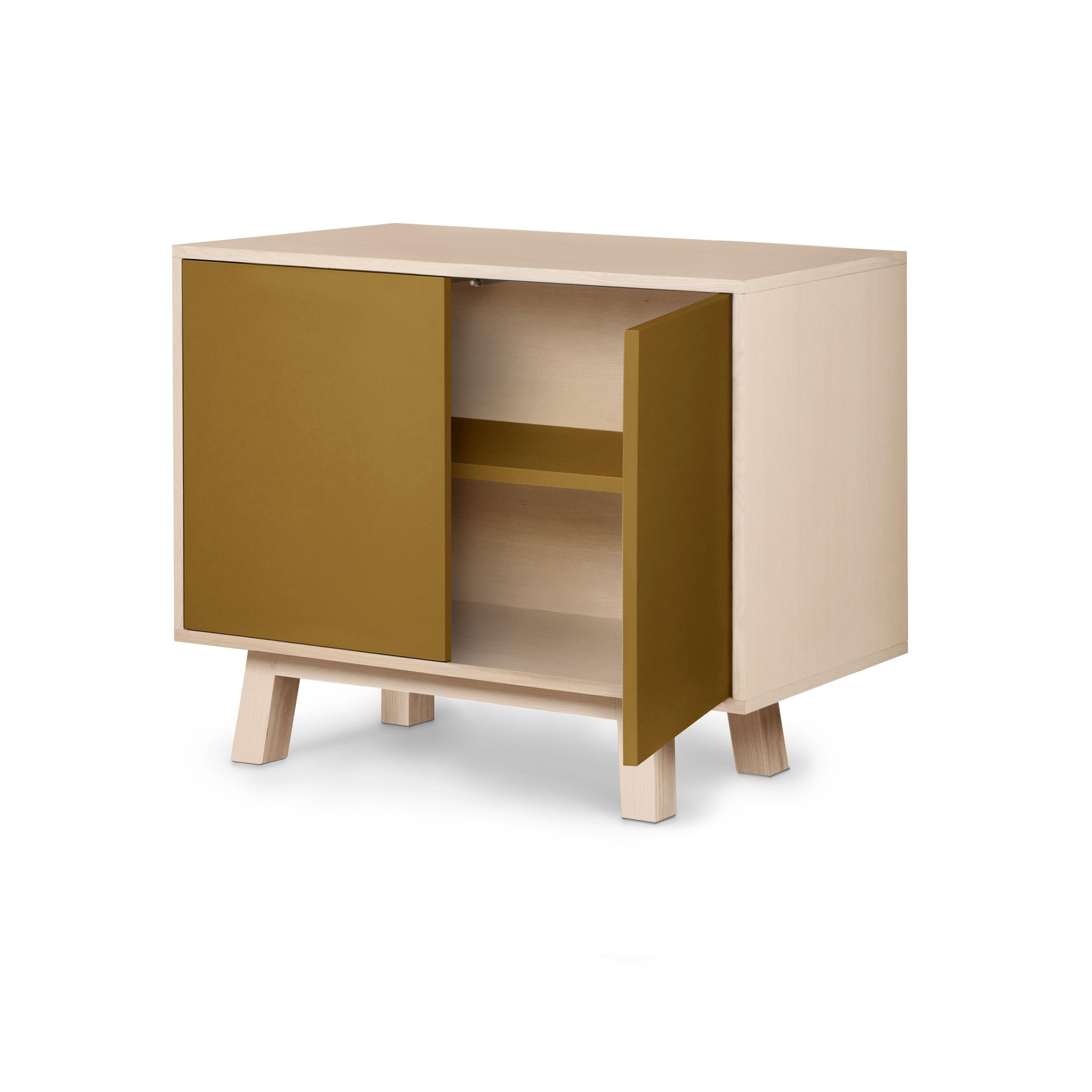 Questo mobile a 2 ante è stato progettato da Eric Gizard, Parigi, e realizzato al 100% a mano in Francia.

È realizzato in legno massello di frassino francese, impiallacciato adh e ante laccate in pannelli MDF. 

Le due porte si aprono con una