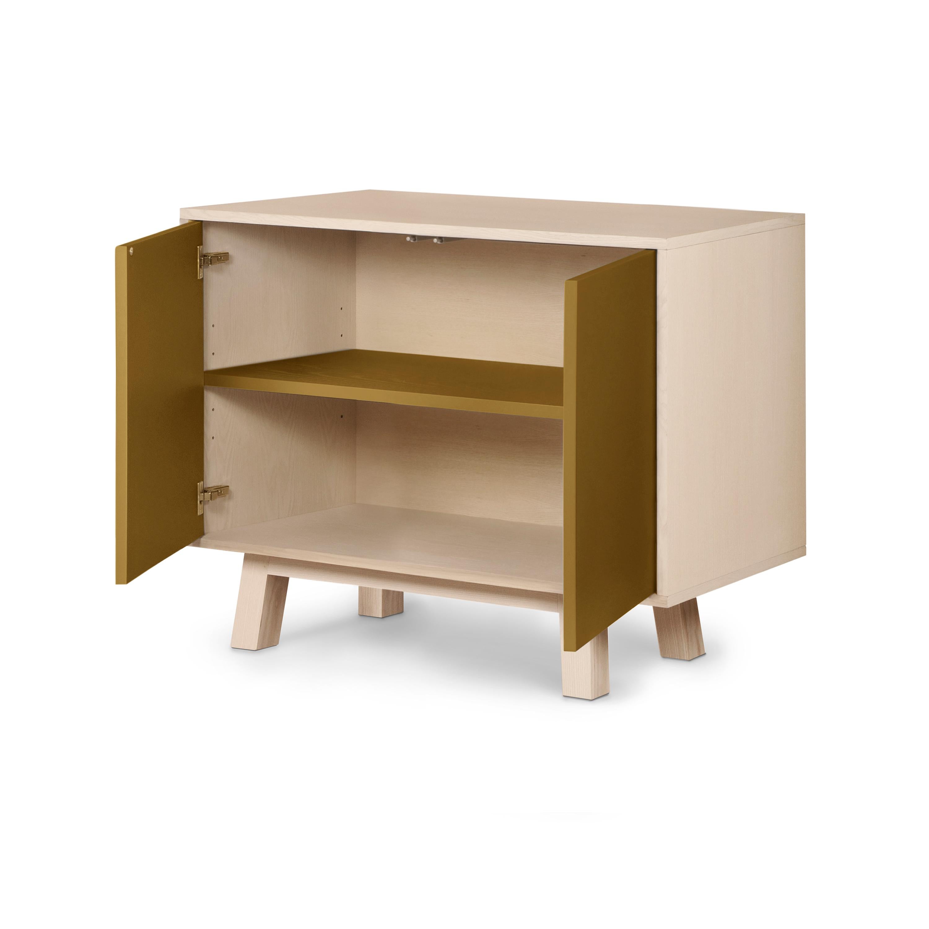 Scandinavo moderno Armadio basso francese a 2 ante in legno color tabacco, disegnato da Eric Gizard, Parigi in vendita