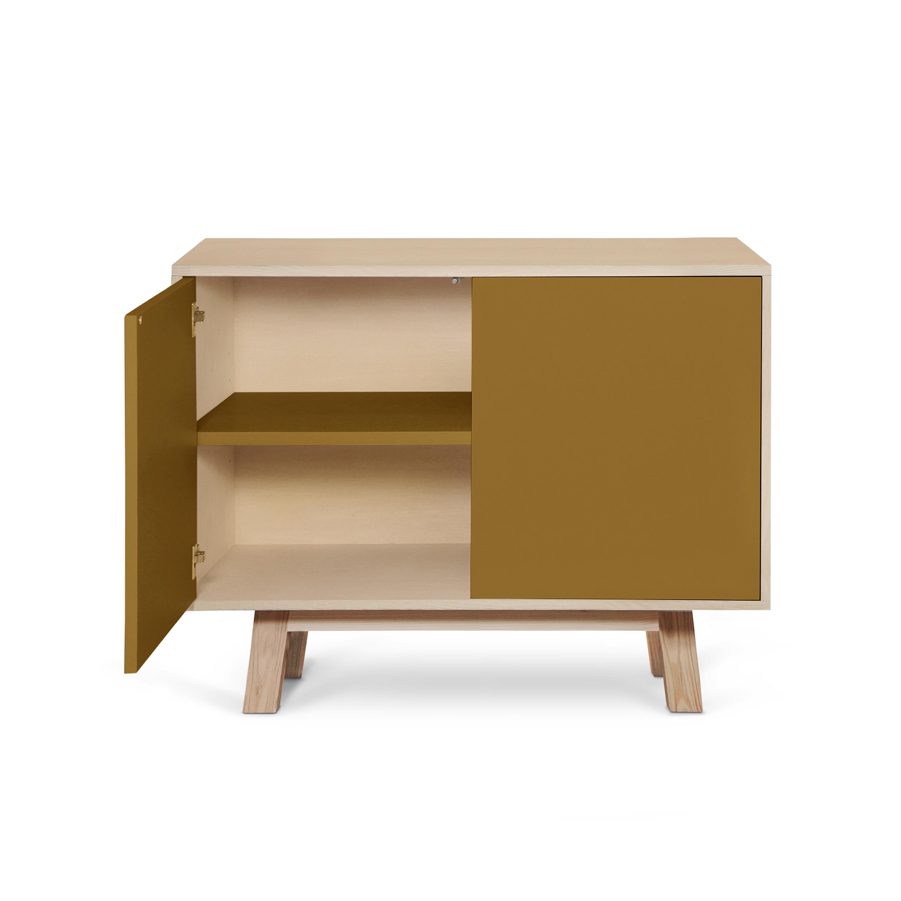 Legno Armadio basso francese a 2 ante in legno color tabacco, disegnato da Eric Gizard, Parigi in vendita