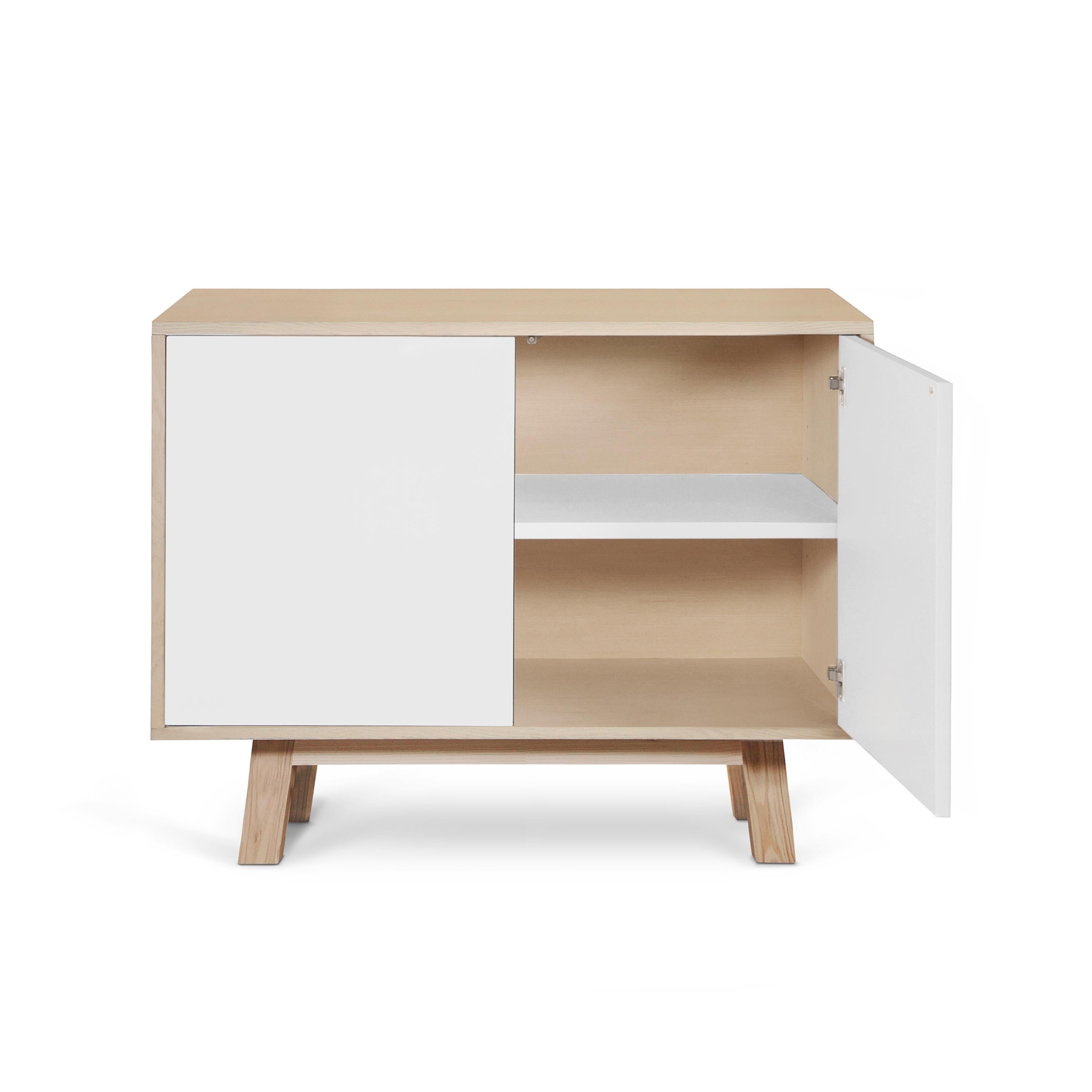 Este armario de 2 puertas está diseñado por Eric Gizard, París, y fabricado 100% a mano en Francia.

Está fabricada con madera maciza de fresno francés, chapa de adh y puertas lacadas en paneles de MDF. 

Las 2 puertas se abren con una presión de