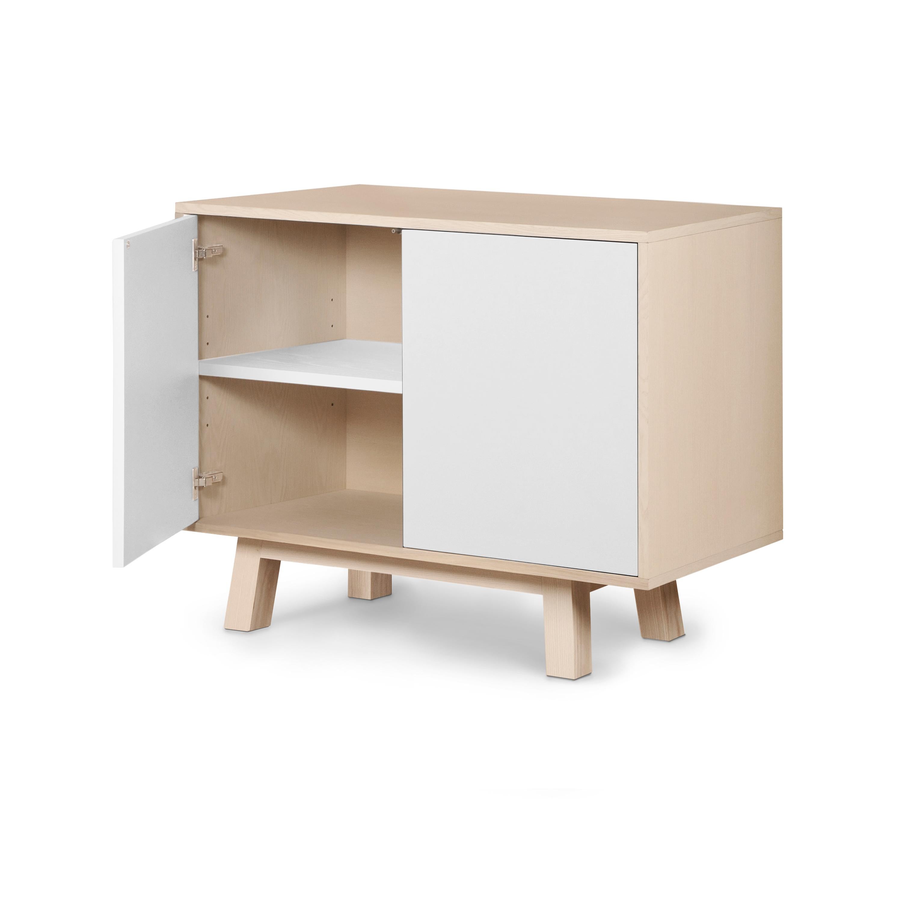 Armario bajo francés de 2 puertas de madera blanca personalizable de Eric Gizard, París Lacado en venta