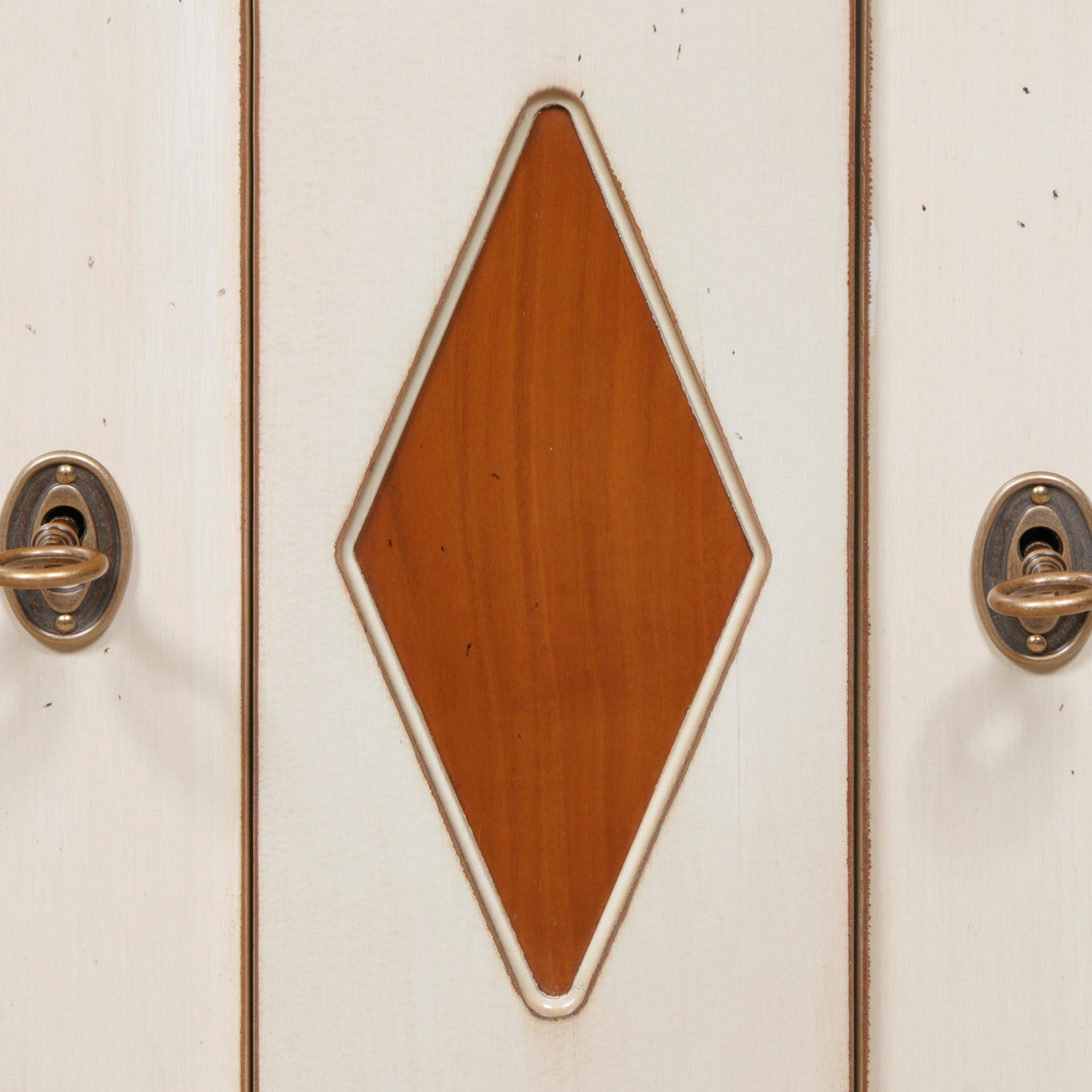 Sideboard mit 2 Türen aus Kirschbaumholz mit Charme, 100 % Made in France (Kirsche) im Angebot