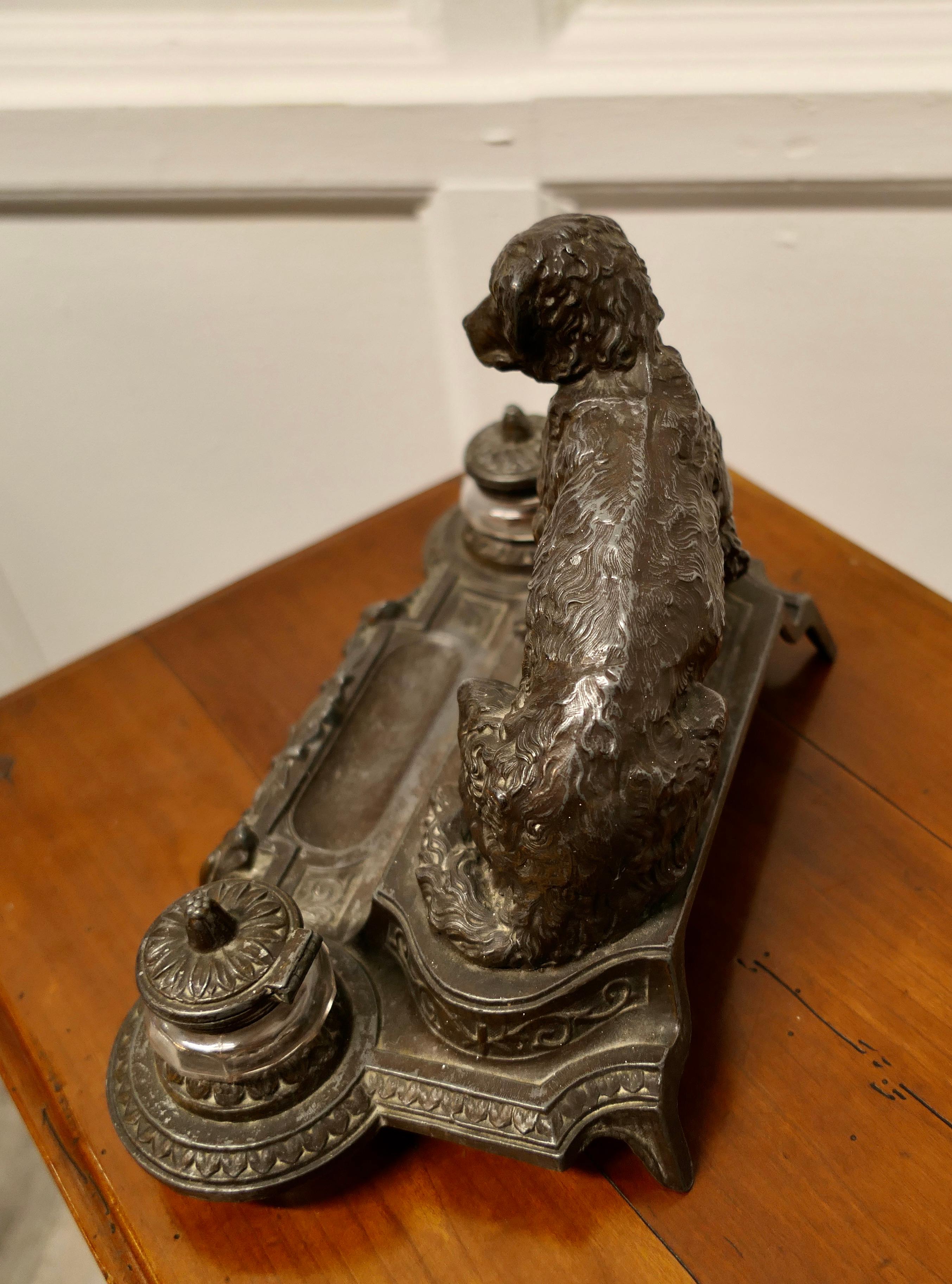 French 2 Pot Inkwell Stand with a Hunting Retriever Dog In Good Condition For Sale In Chillerton, Isle of Wight