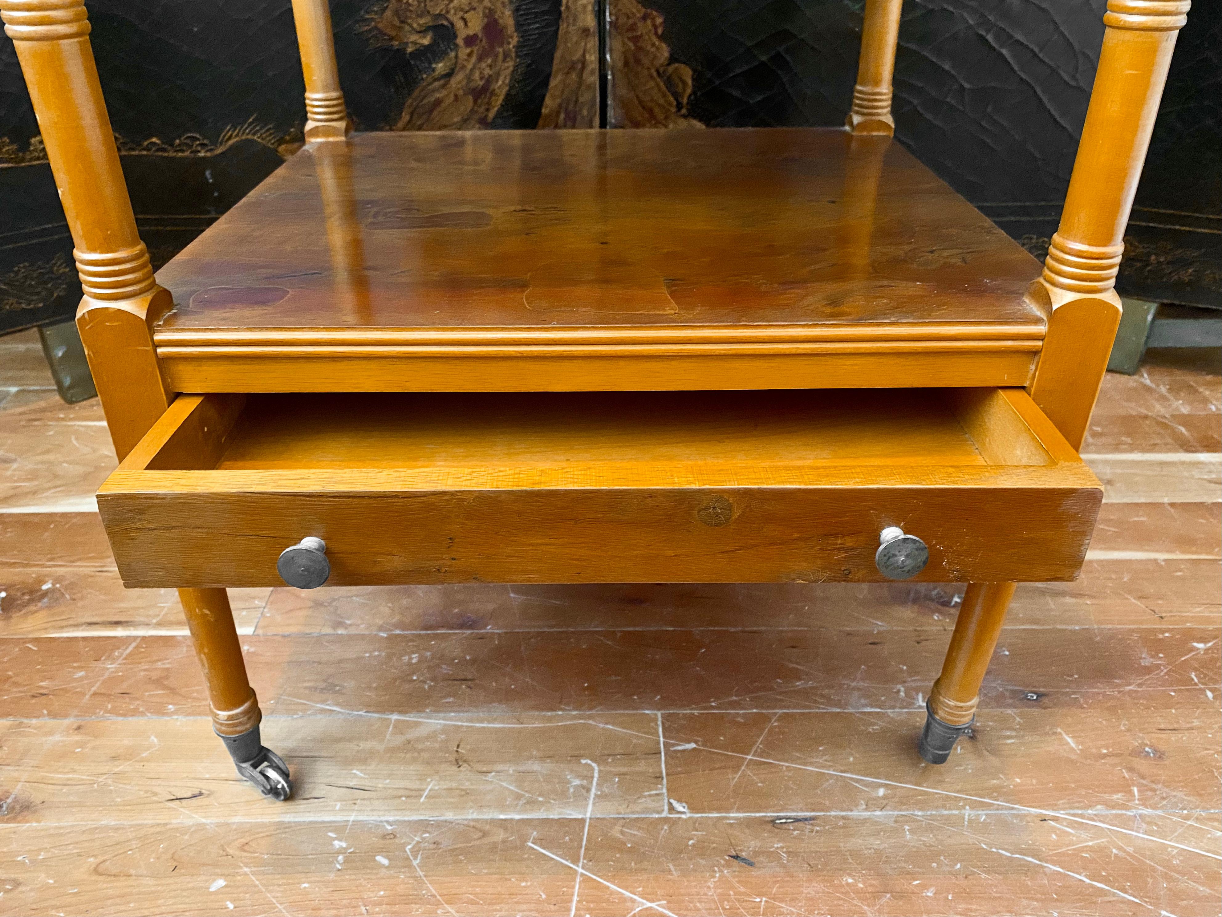Table française à 2 étages en vente 9