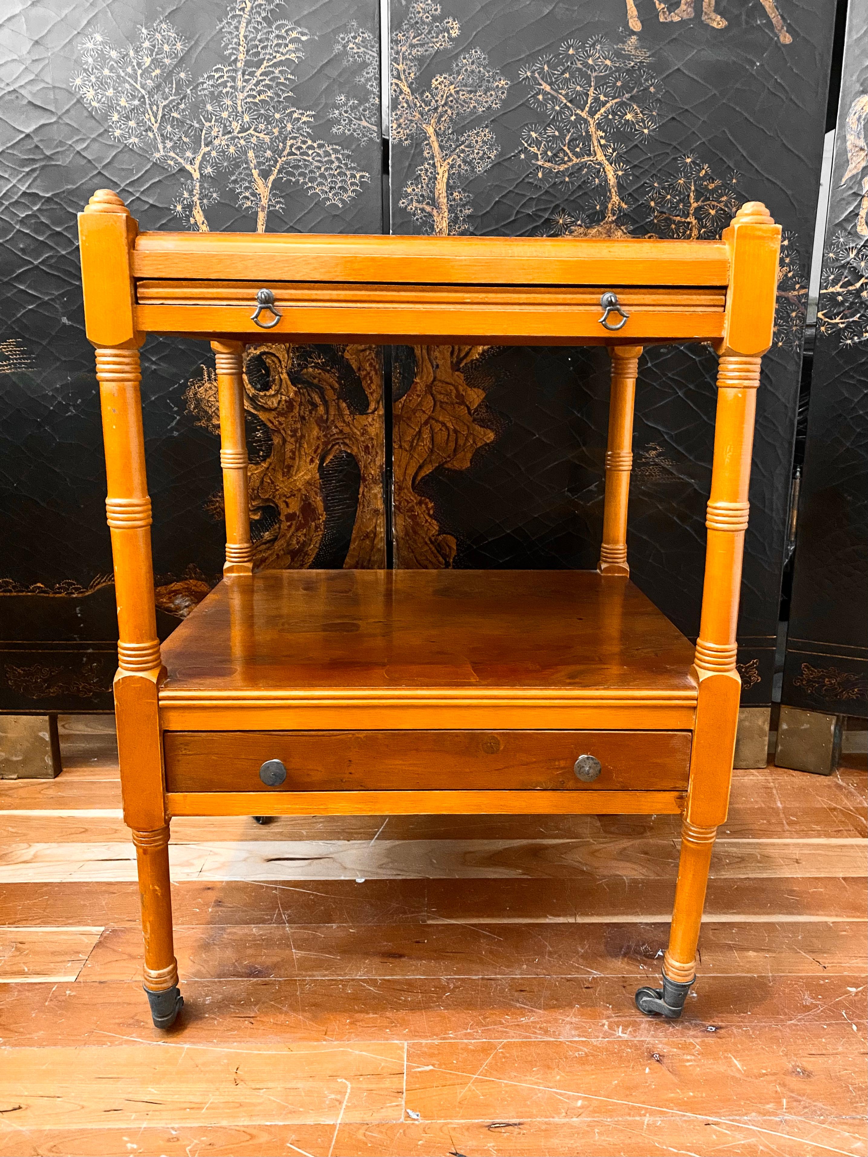 Français Table française à 2 étages en vente