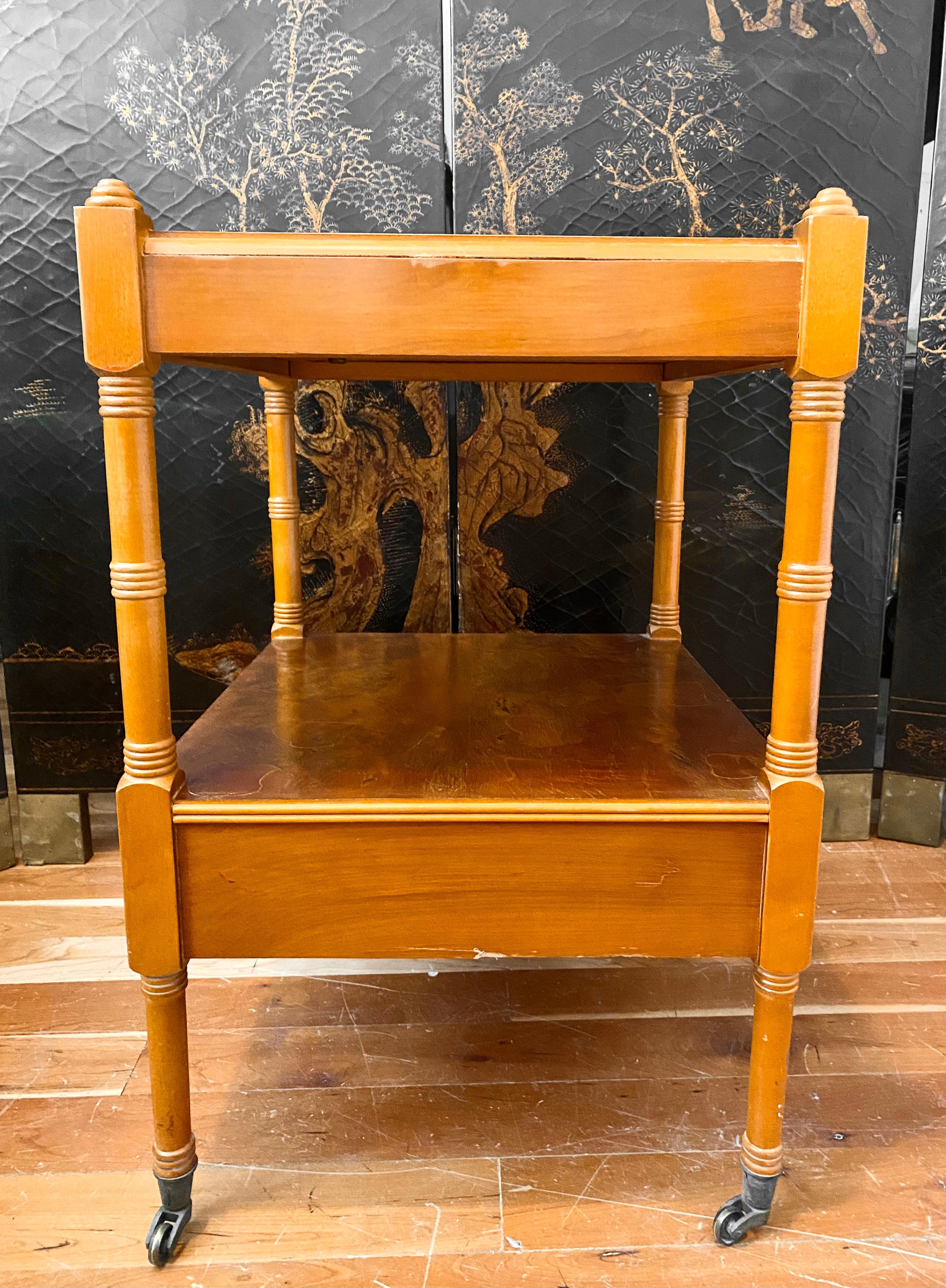 French 2-Tier Table In Good Condition For Sale In Montreal, Quebec