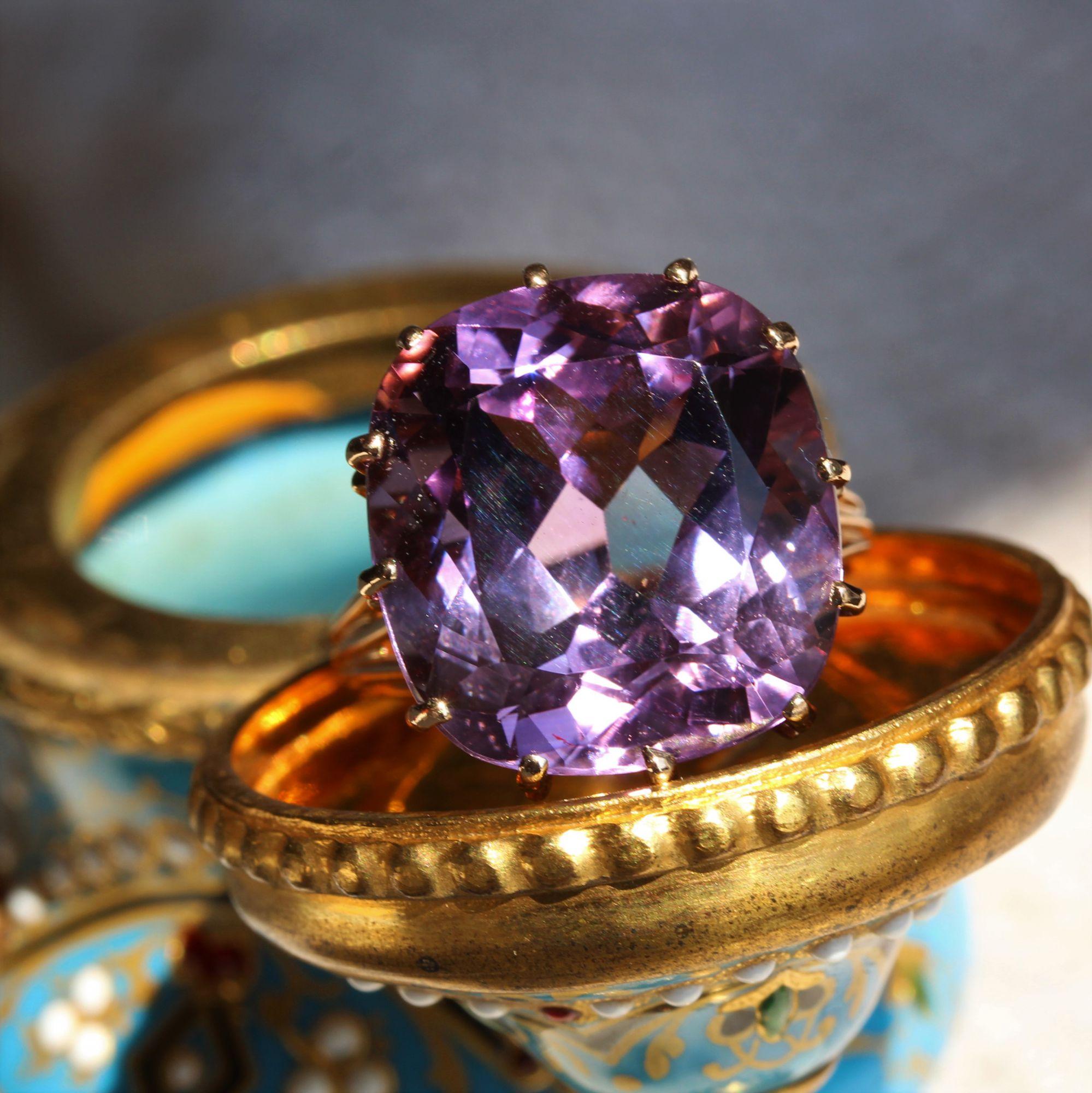 French 20 Carat Cushion Amethyst 18 Karat Yellow Gold Retro Ring 6