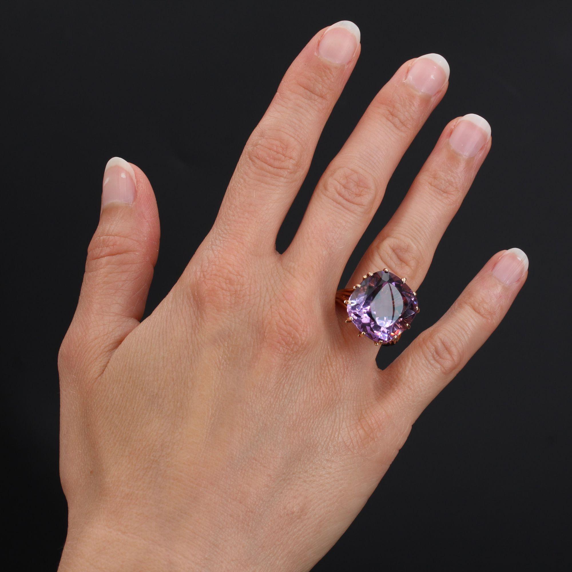 Ring in 18 karat yellow gold, eagle's head hallmark.
Beautiful cocktail ring, it is adorned with a large cushion amethyst held by claws on threads which give the start of the ring.
Total weight of the amethyst : approximately 20 carats.
Height :