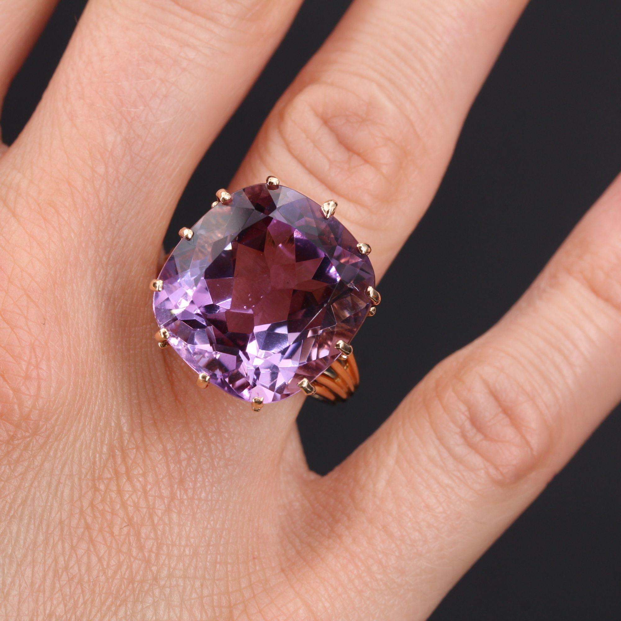 French 20 Carat Cushion Amethyst 18 Karat Yellow Gold Retro Ring In Excellent Condition In Poitiers, FR