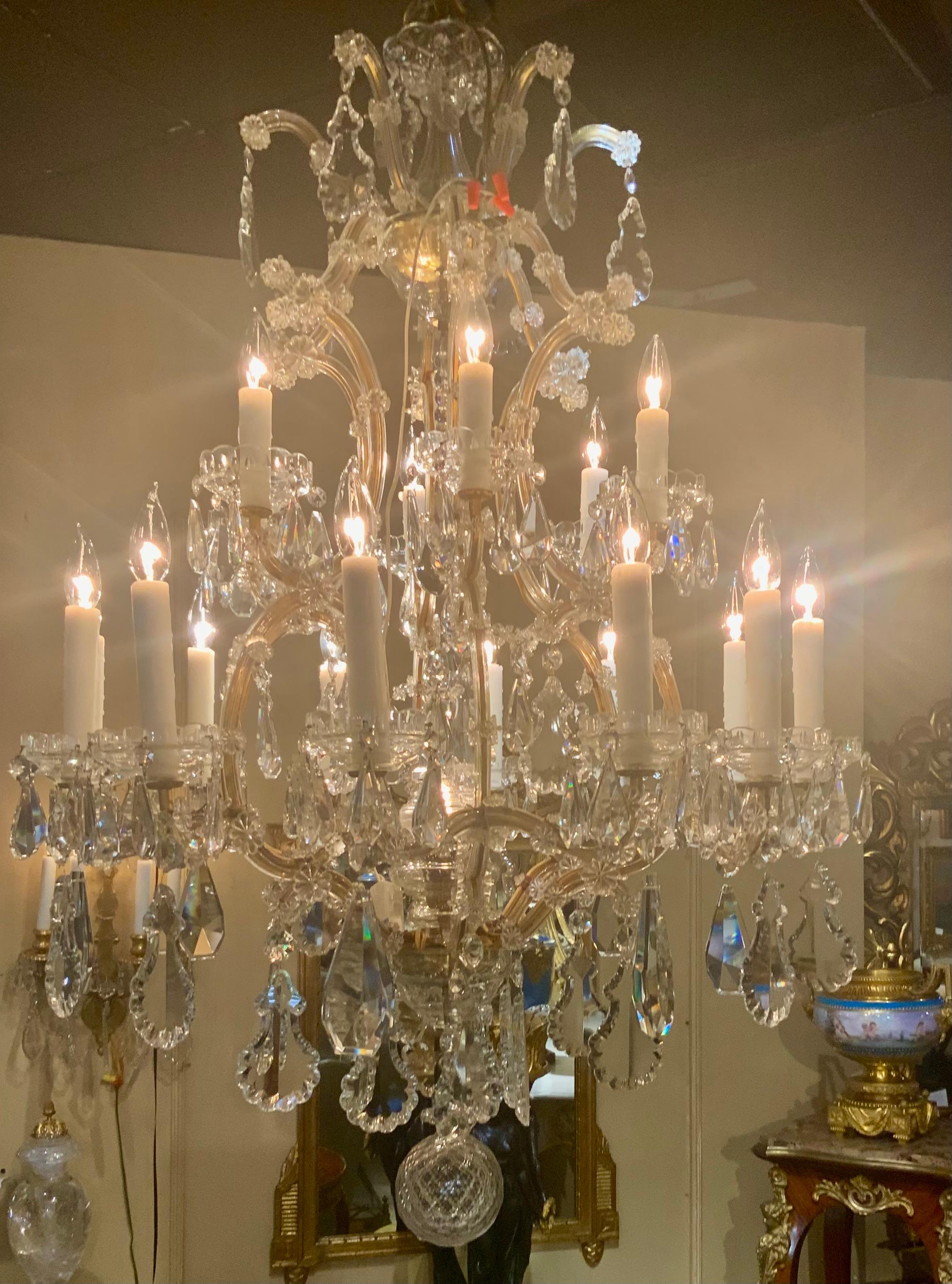 XX secolo Lampadario francese a 20 luci in cristallo in vendita