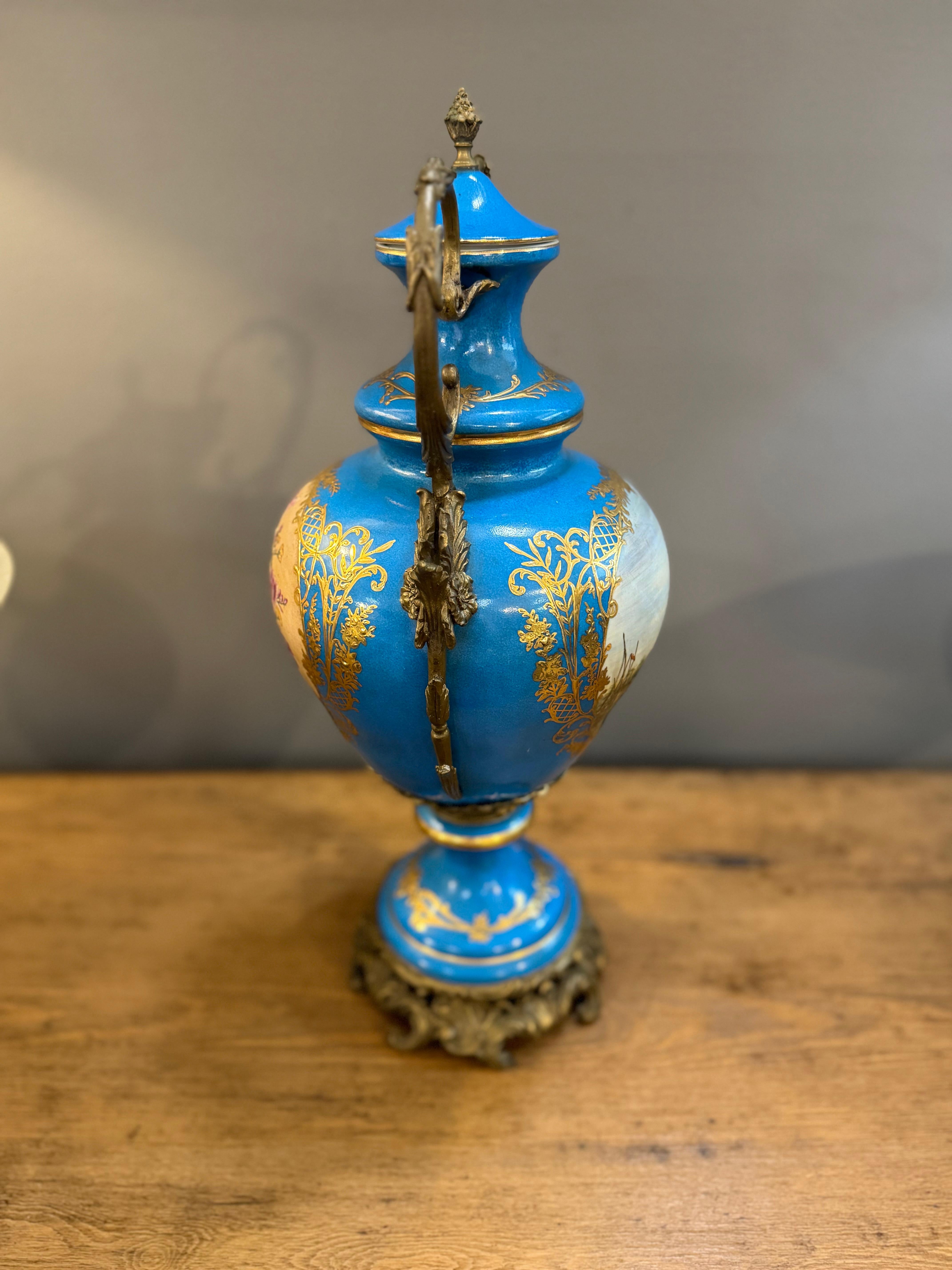Urna francese in porcellana blu reale dipinta a mano del 20° secolo, in ormolu Sèvres in vendita 3
