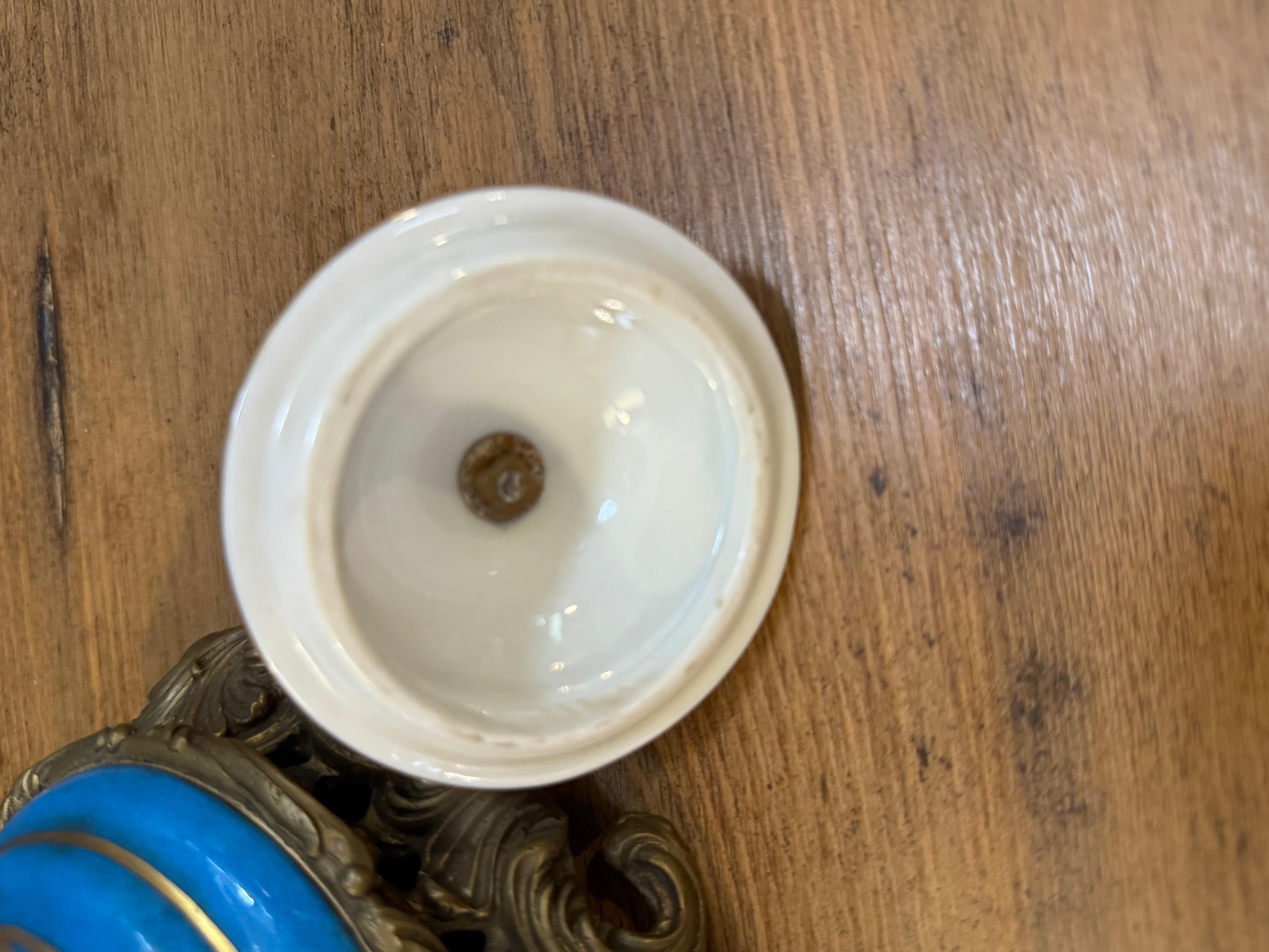 Urna francese in porcellana blu reale dipinta a mano del 20° secolo, in ormolu Sèvres in vendita 4