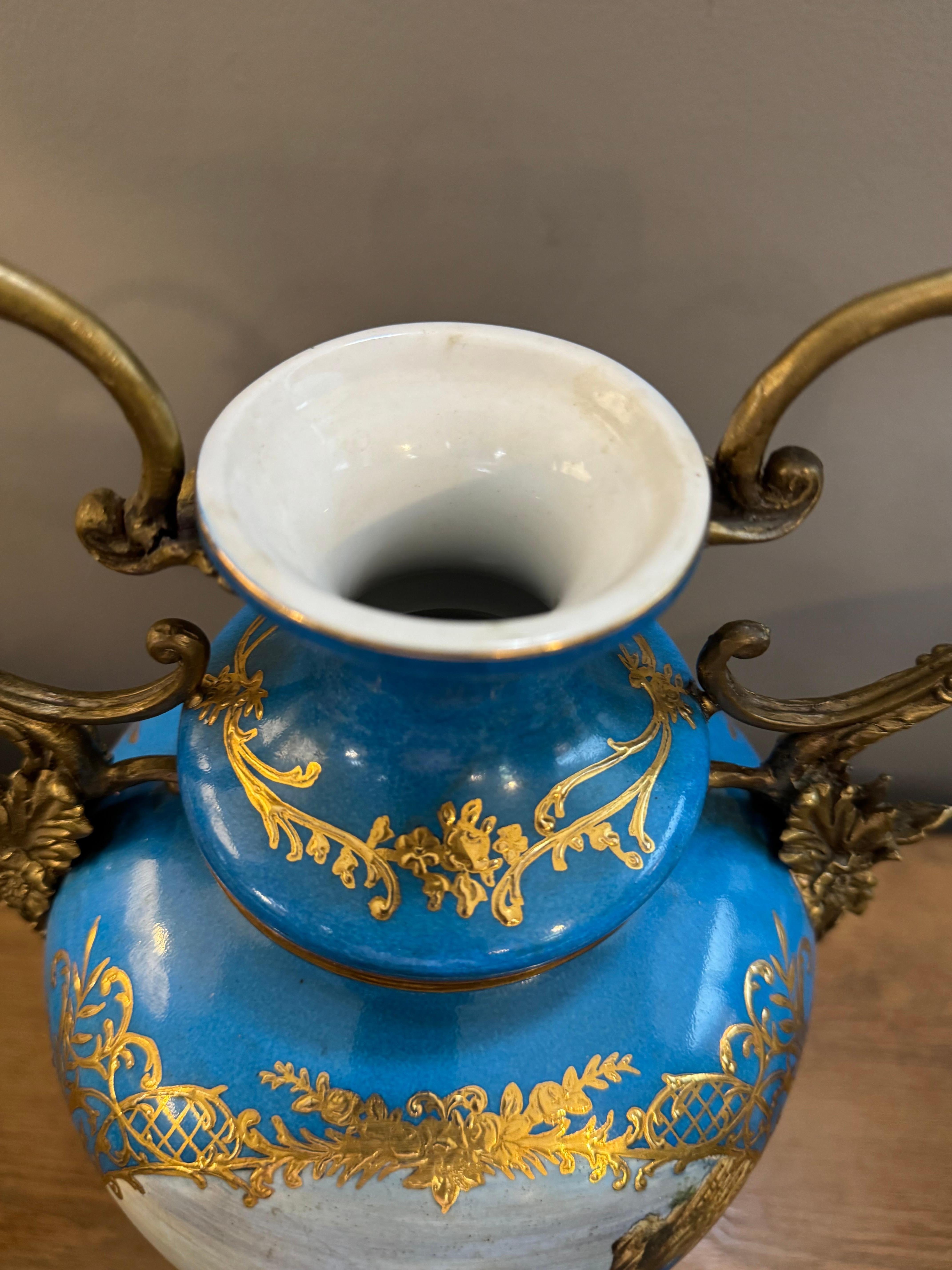 Urna francese in porcellana blu reale dipinta a mano del 20° secolo, in ormolu Sèvres in vendita 5