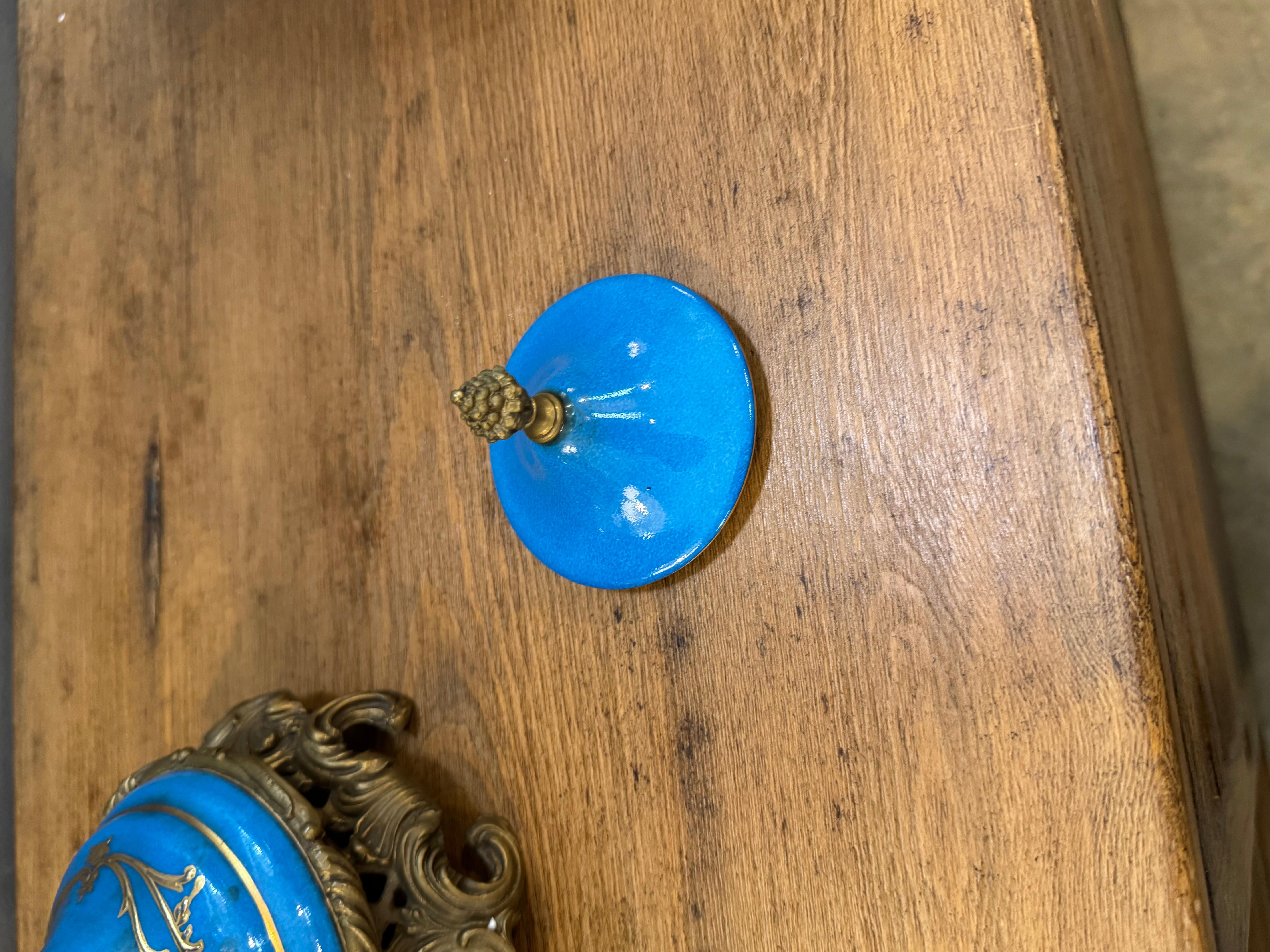 Urna francese in porcellana blu reale dipinta a mano del 20° secolo, in ormolu Sèvres in vendita 6