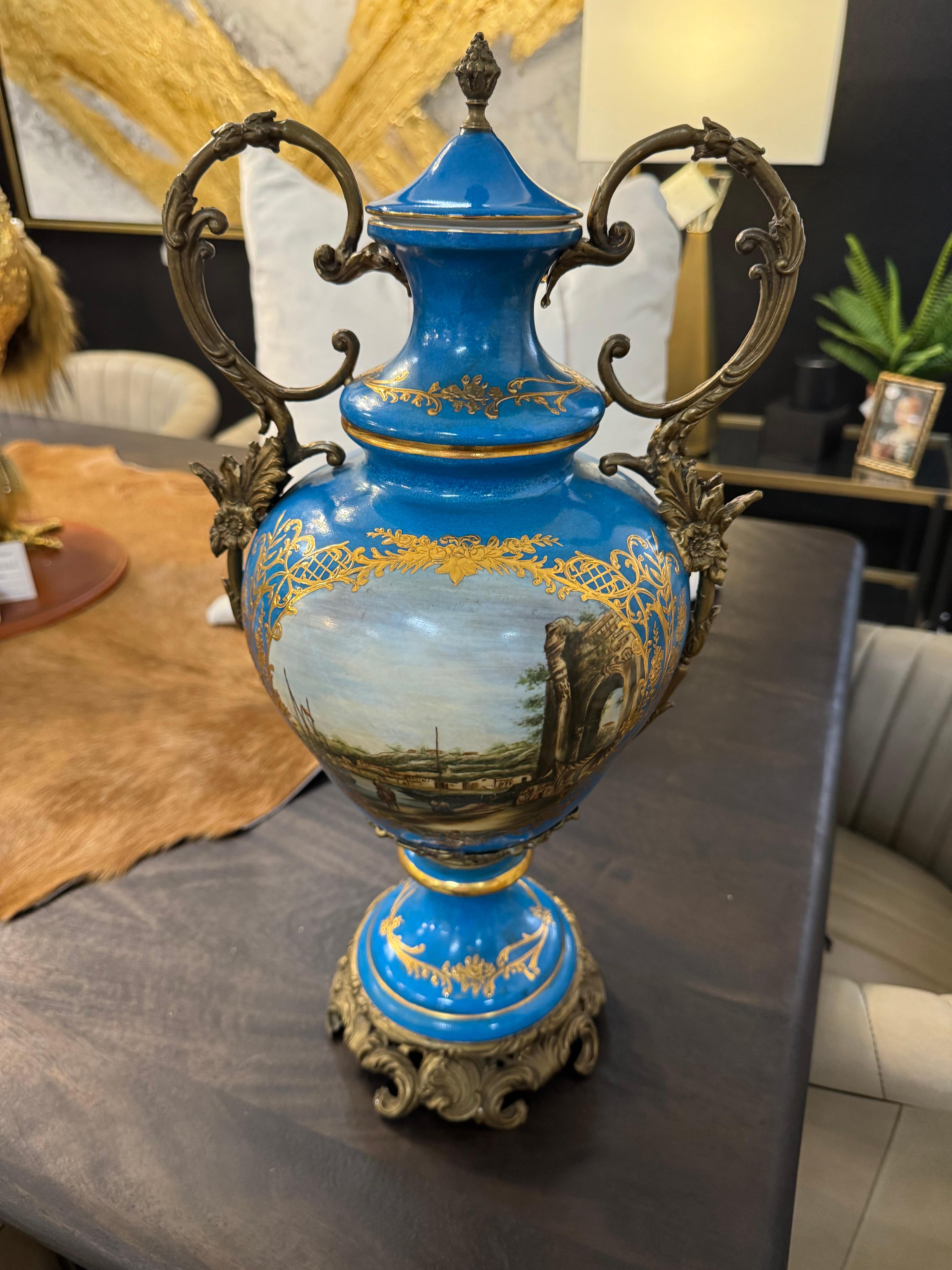 Urna francese in porcellana blu reale dipinta a mano del 20° secolo, in ormolu Sèvres in vendita 8