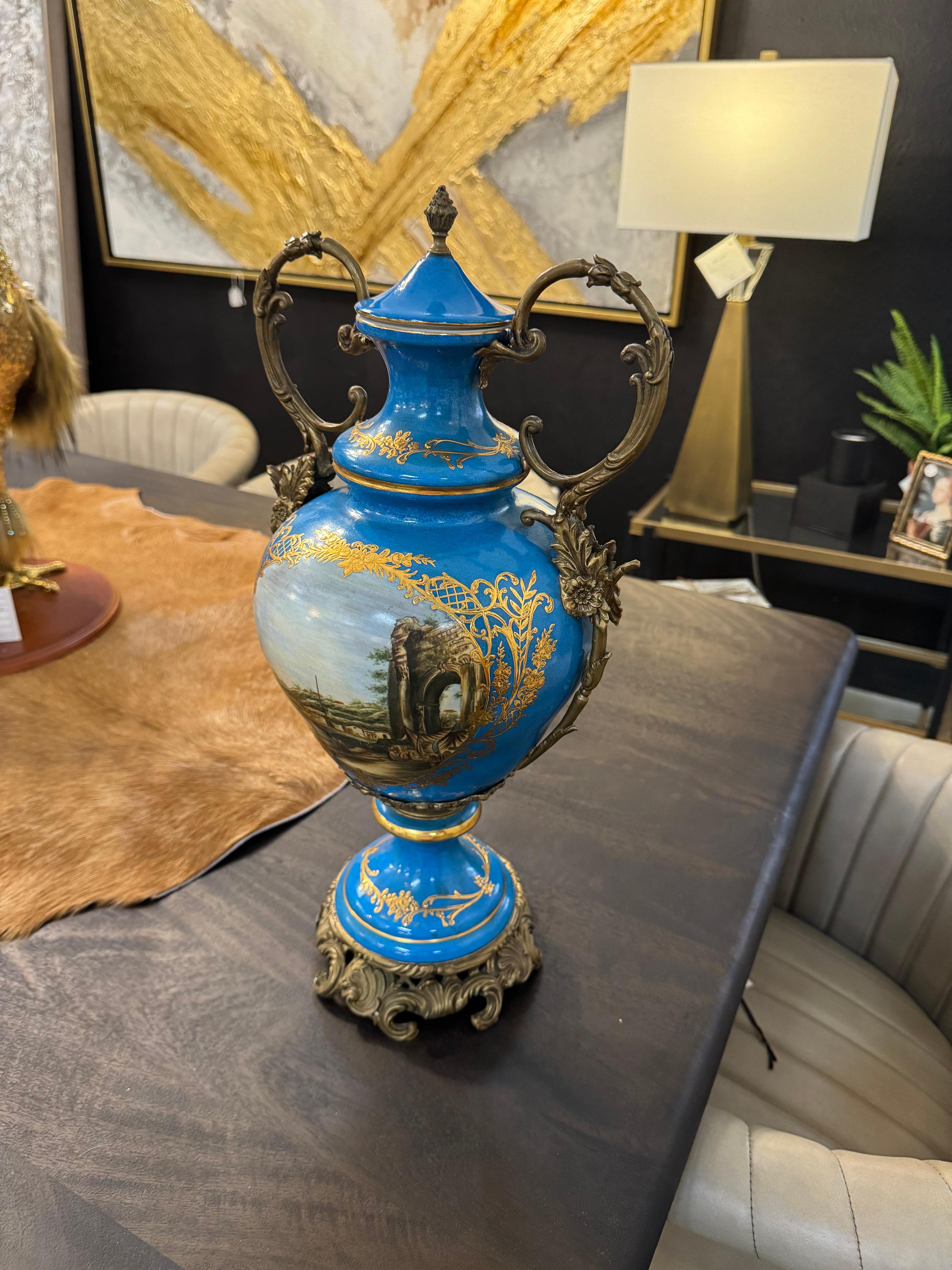 Urna francese in porcellana blu reale dipinta a mano del 20° secolo, in ormolu Sèvres in vendita 10