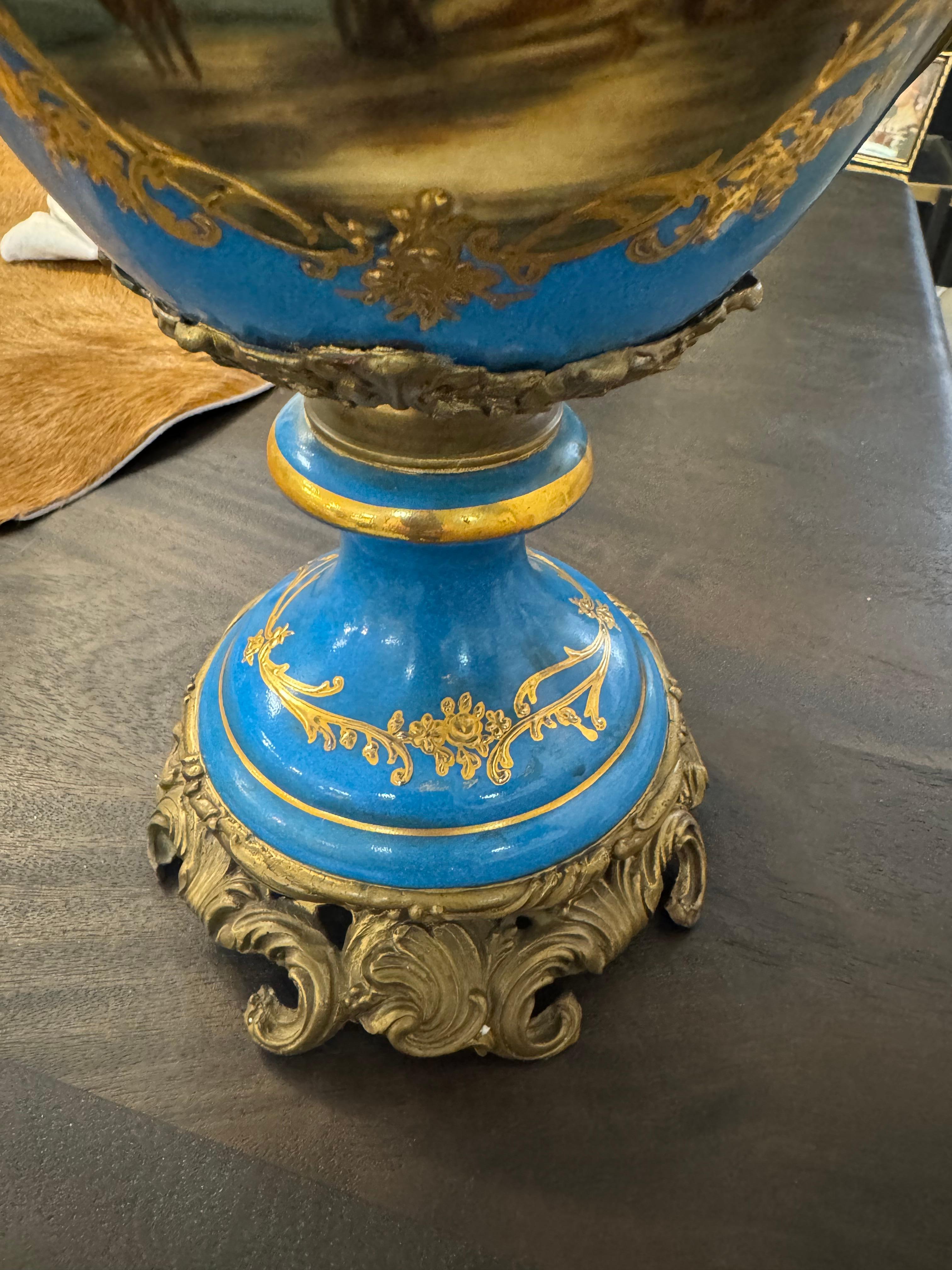 Urna francese in porcellana blu reale dipinta a mano del 20° secolo, in ormolu Sèvres in vendita 11