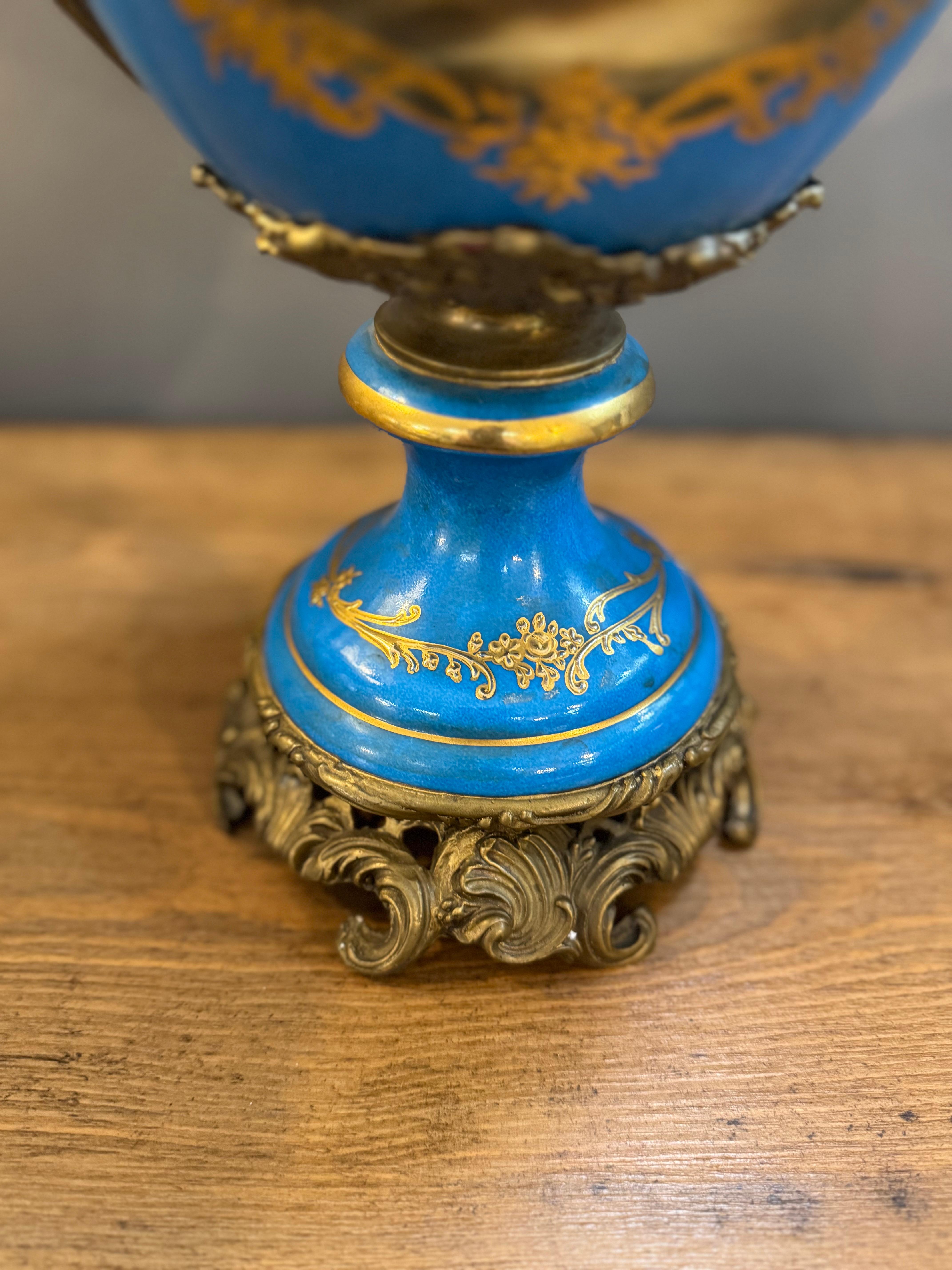 Urna francese in porcellana blu reale dipinta a mano del 20° secolo, in ormolu Sèvres in vendita 13