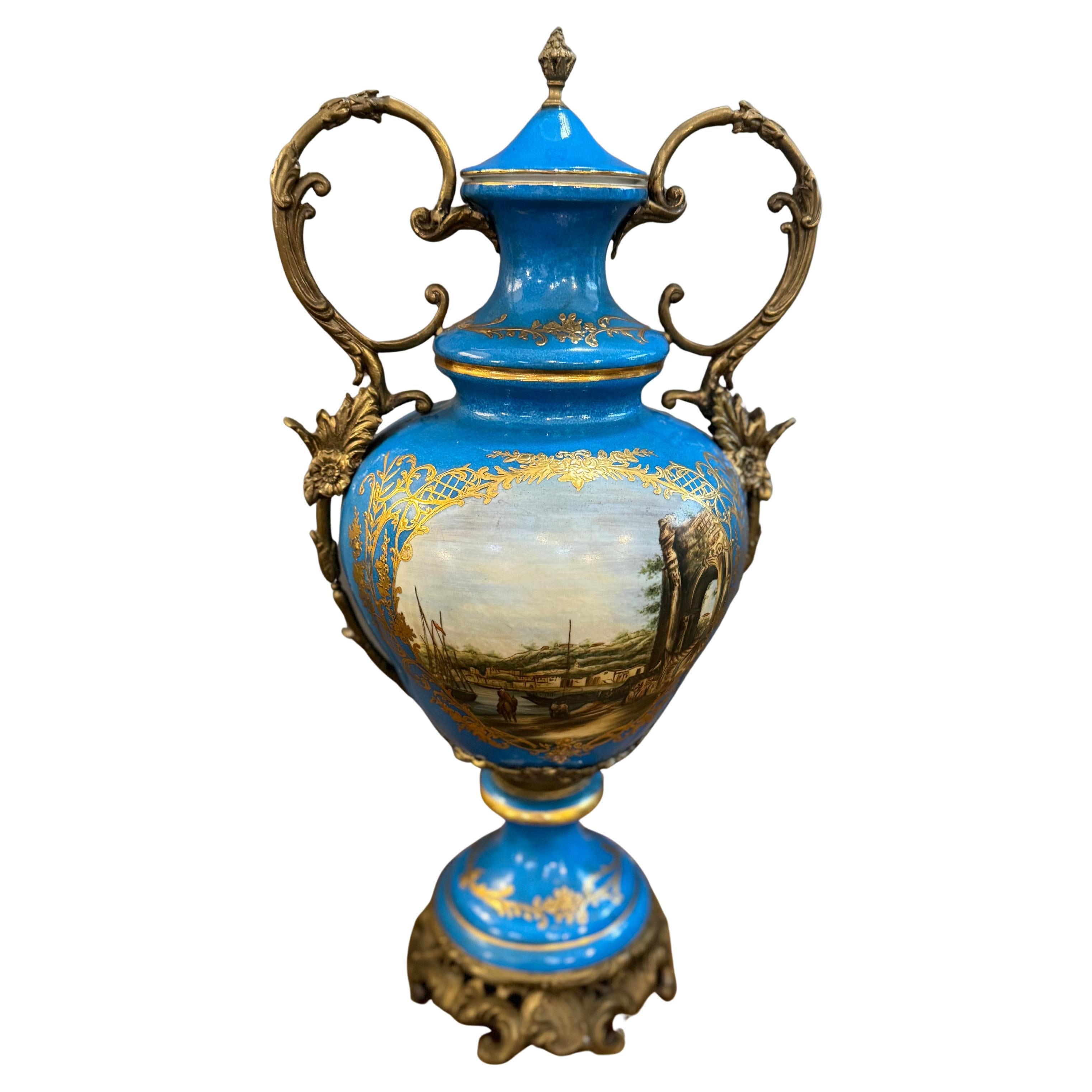 Rococò Urna francese in porcellana blu reale dipinta a mano del 20° secolo, in ormolu Sèvres in vendita