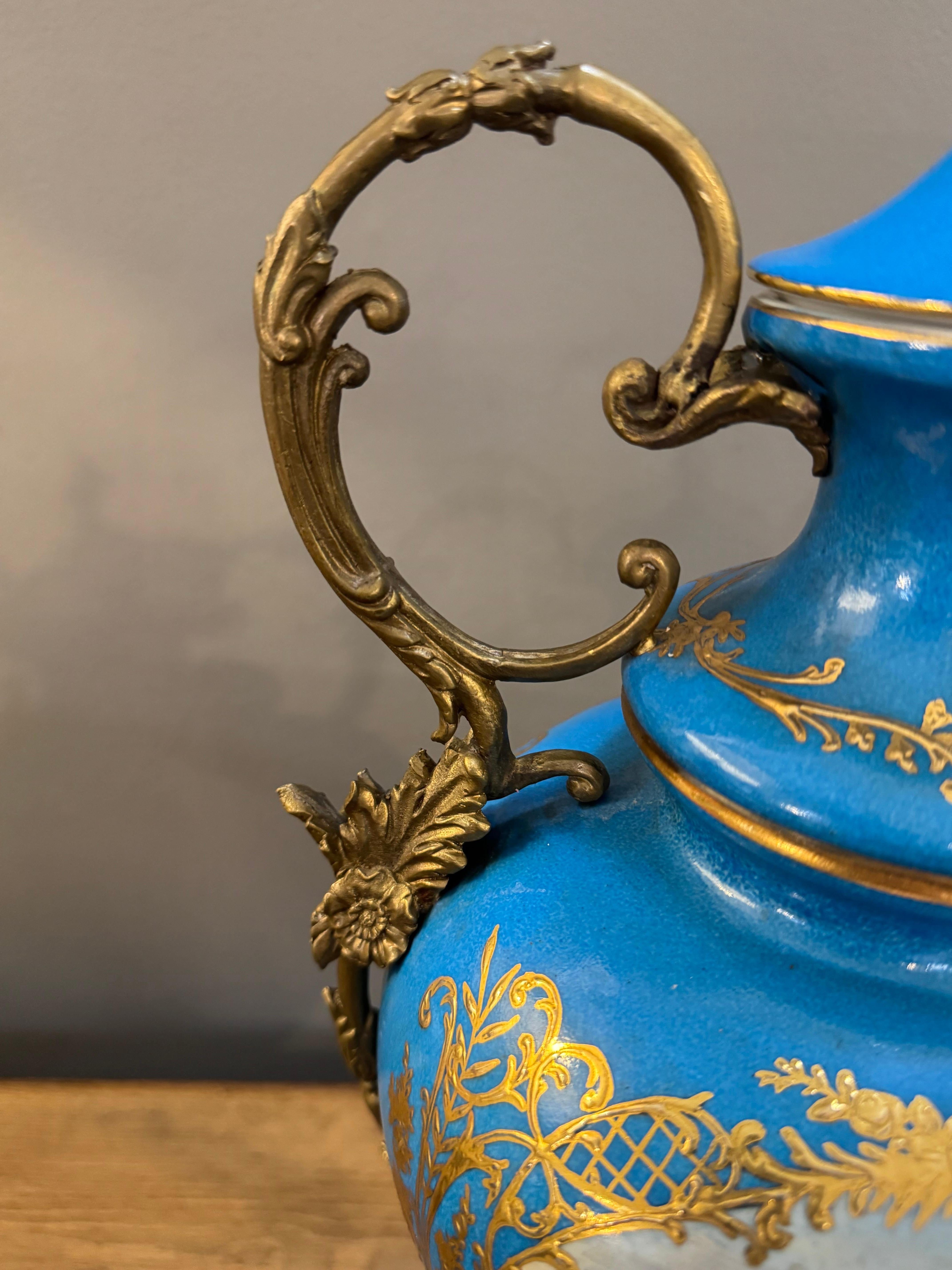 Urna francese in porcellana blu reale dipinta a mano del 20° secolo, in ormolu Sèvres In condizioni buone in vendita a Birmingham, AL