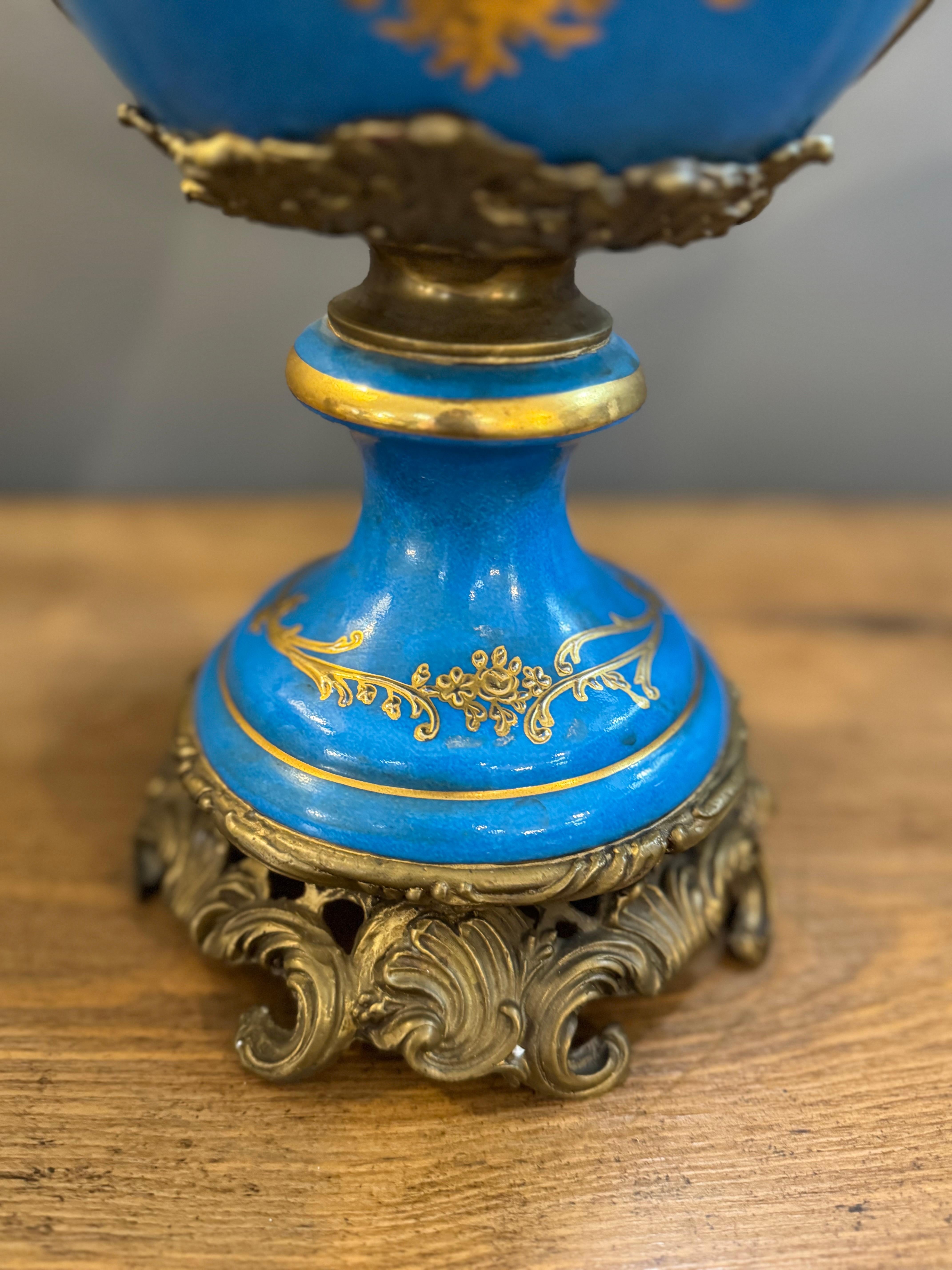 XX secolo Urna francese in porcellana blu reale dipinta a mano del 20° secolo, in ormolu Sèvres in vendita