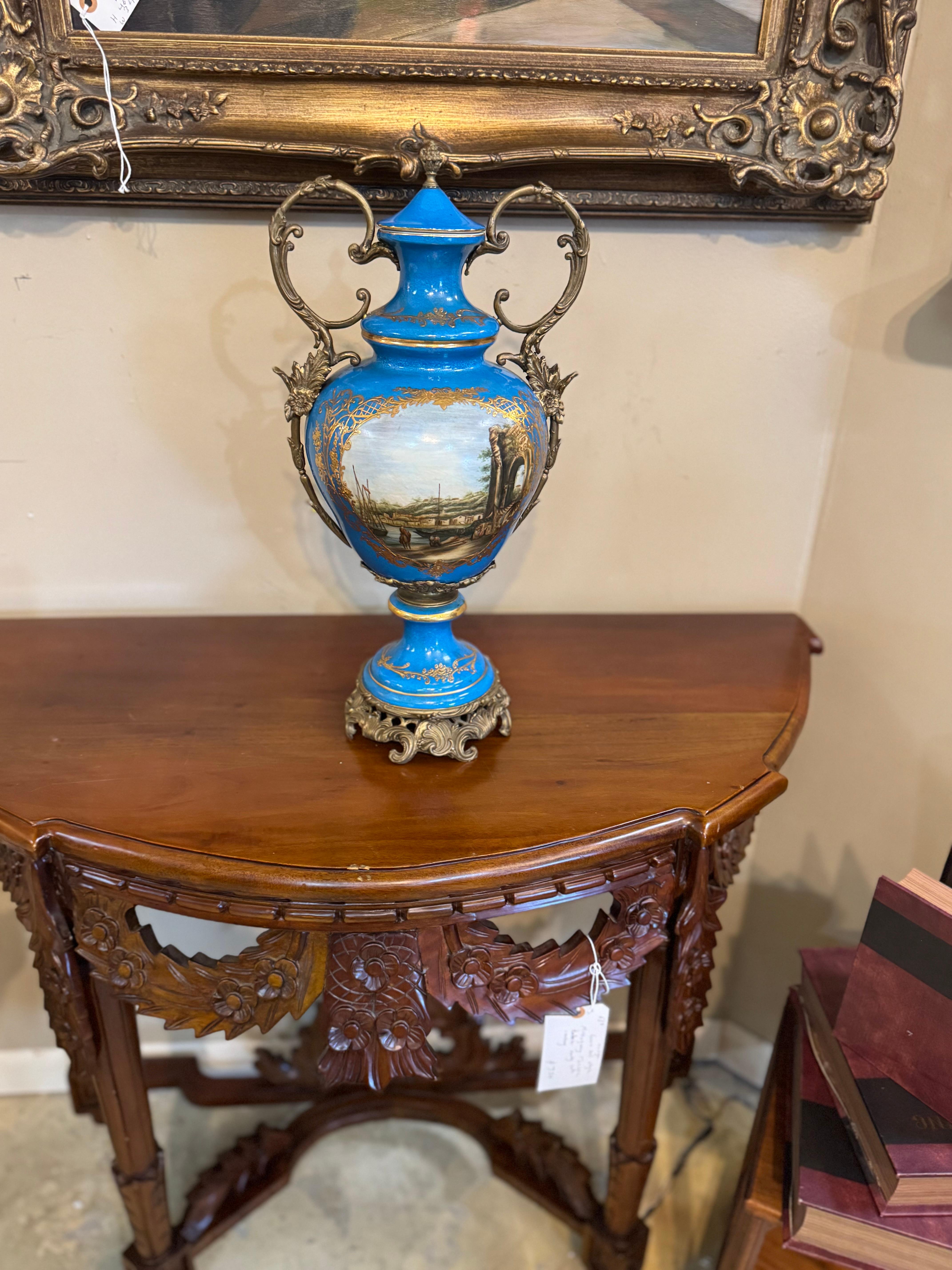 Porcellana Urna francese in porcellana blu reale dipinta a mano del 20° secolo, in ormolu Sèvres in vendita