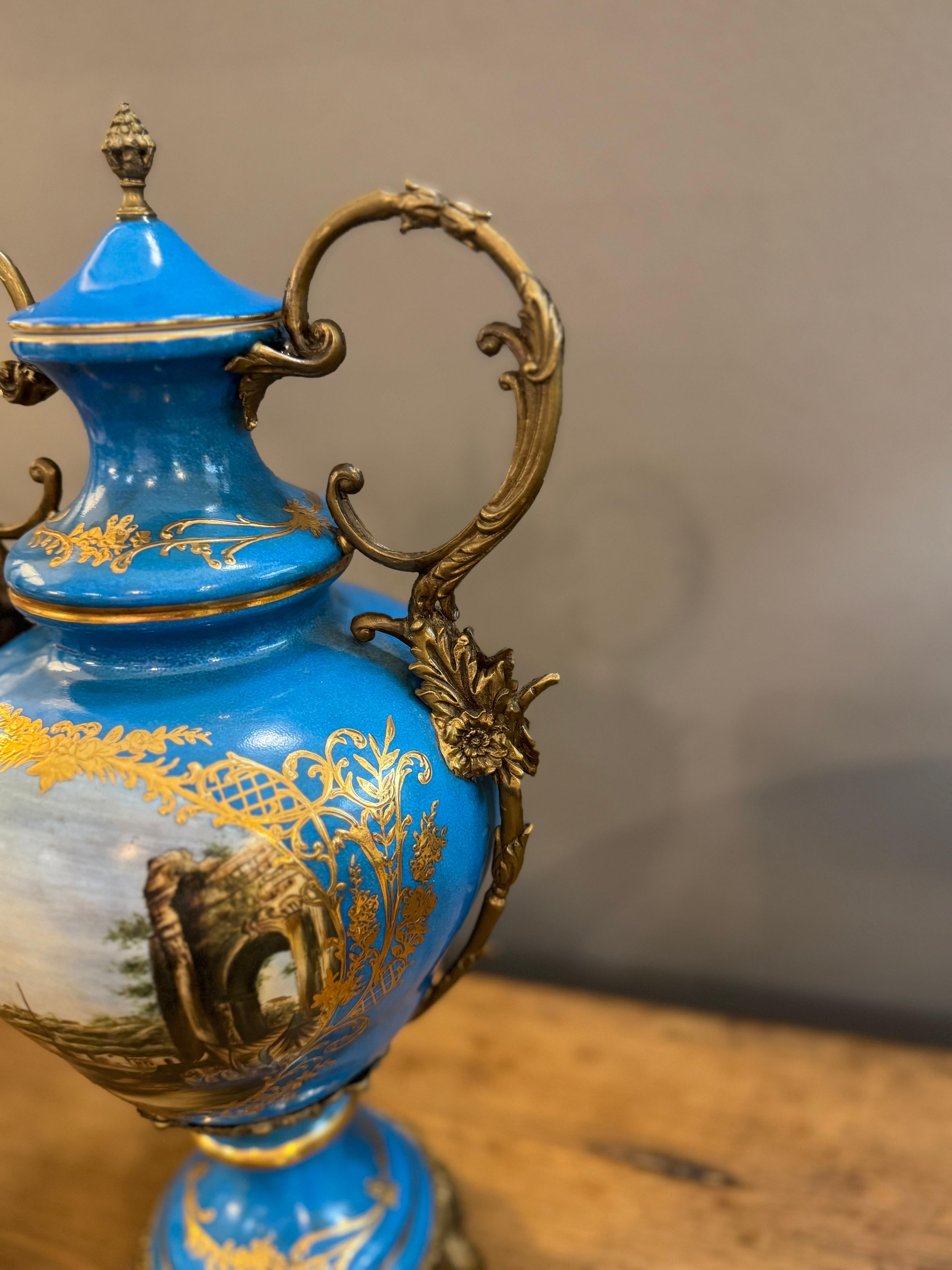 Urna francese in porcellana blu reale dipinta a mano del 20° secolo, in ormolu Sèvres in vendita 1